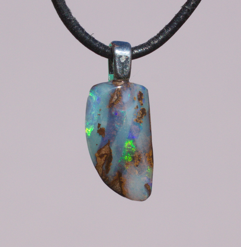 Boulderopal, mit Anhängeröse versilbert,  und Lederband