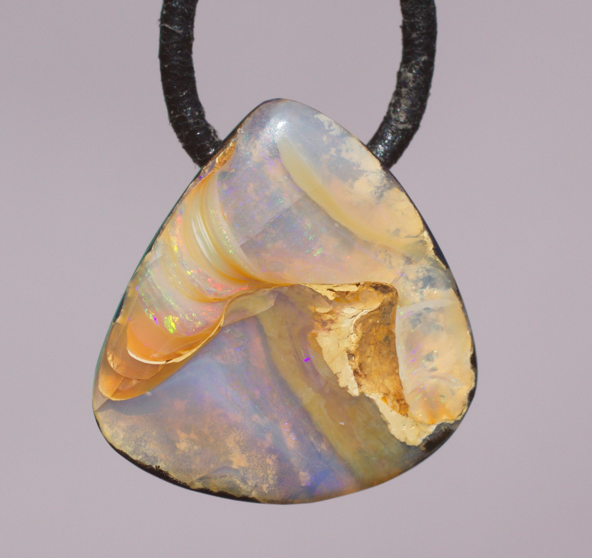 Bernsteinfarbener  Boulderopal, seitlich gebohrt mit Lederband  