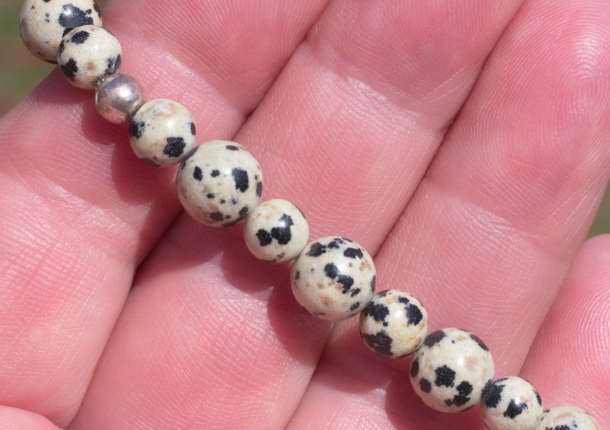 Dalmatiner Stein Armband auf Elastikfaden aufgezogen