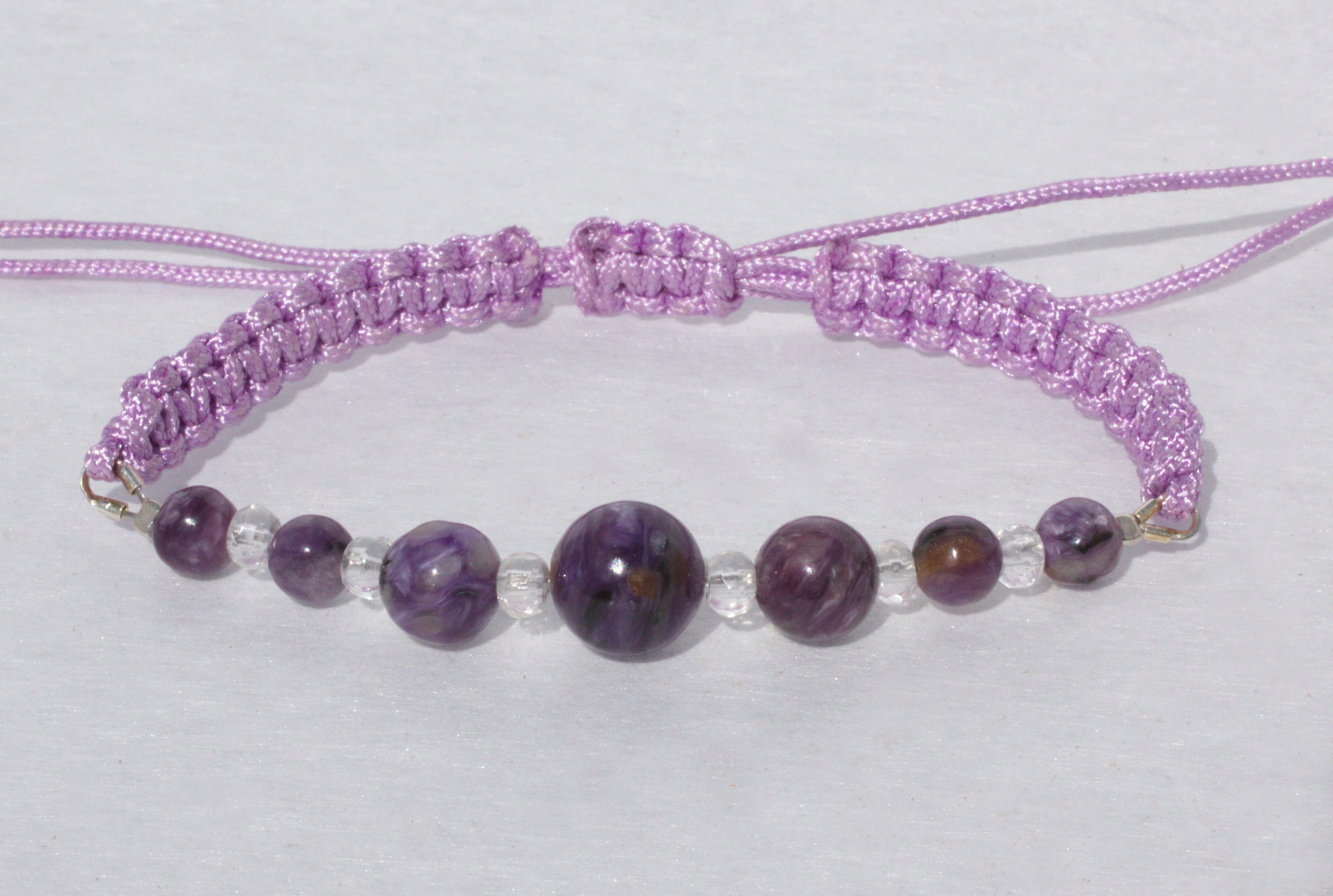 Charoit Edelsteinarmband mit Makramee-Band 