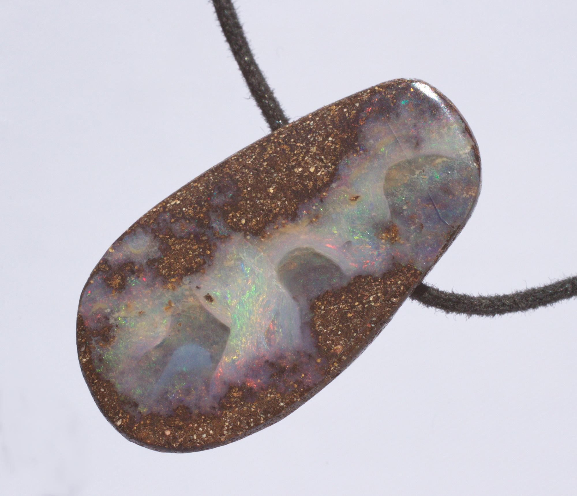 Ovaler Boulderopal, seitlich gebohrt mit Lederband 