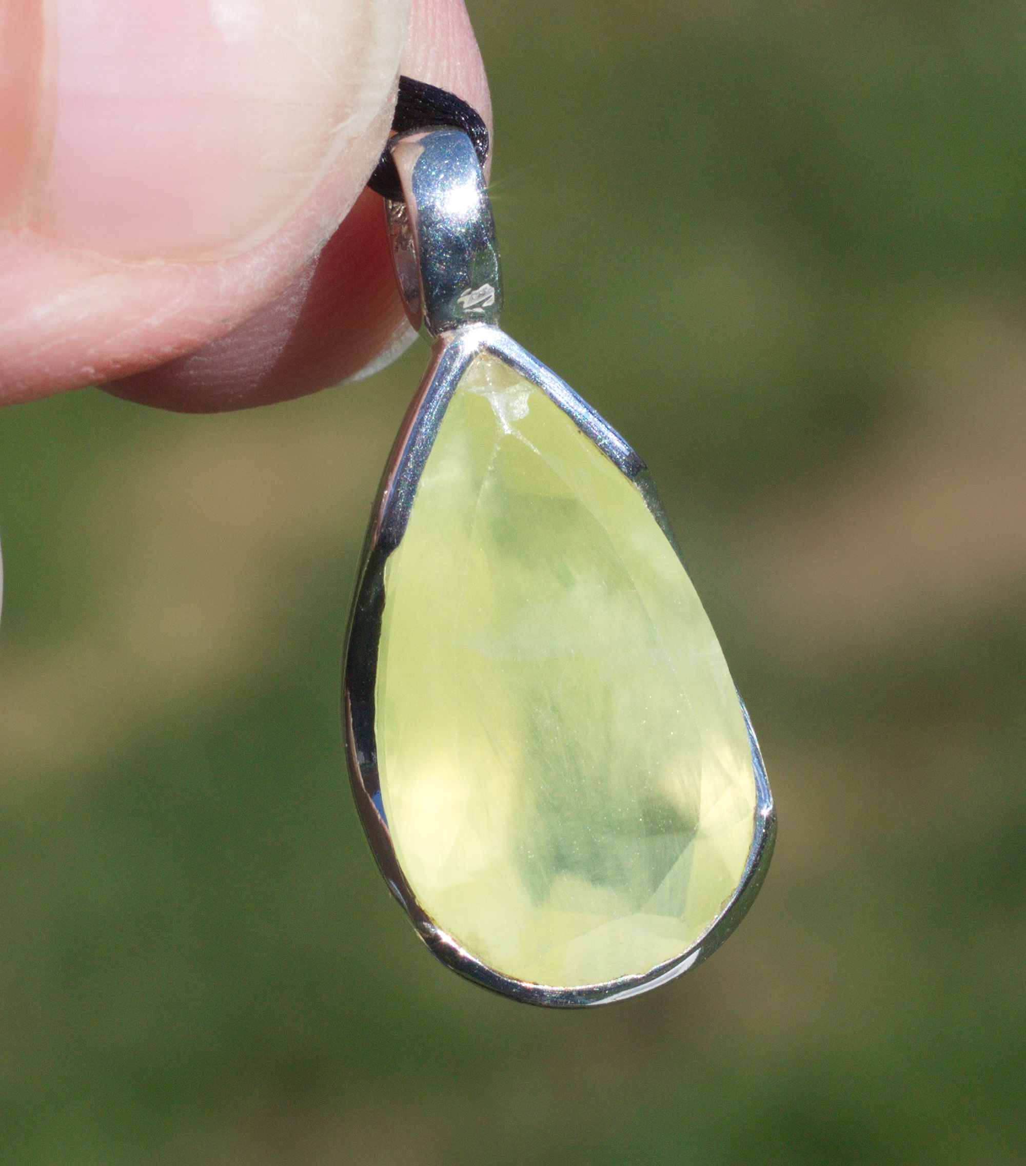 Prehnit Edelsteinanhänger in 925 Silber gefasst 