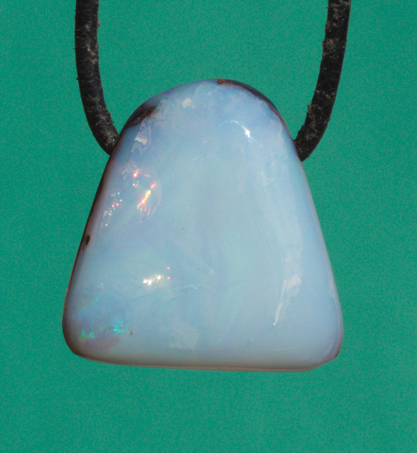 Hellblauer Boulderopal, seitlich gebohrt mit Lederband  