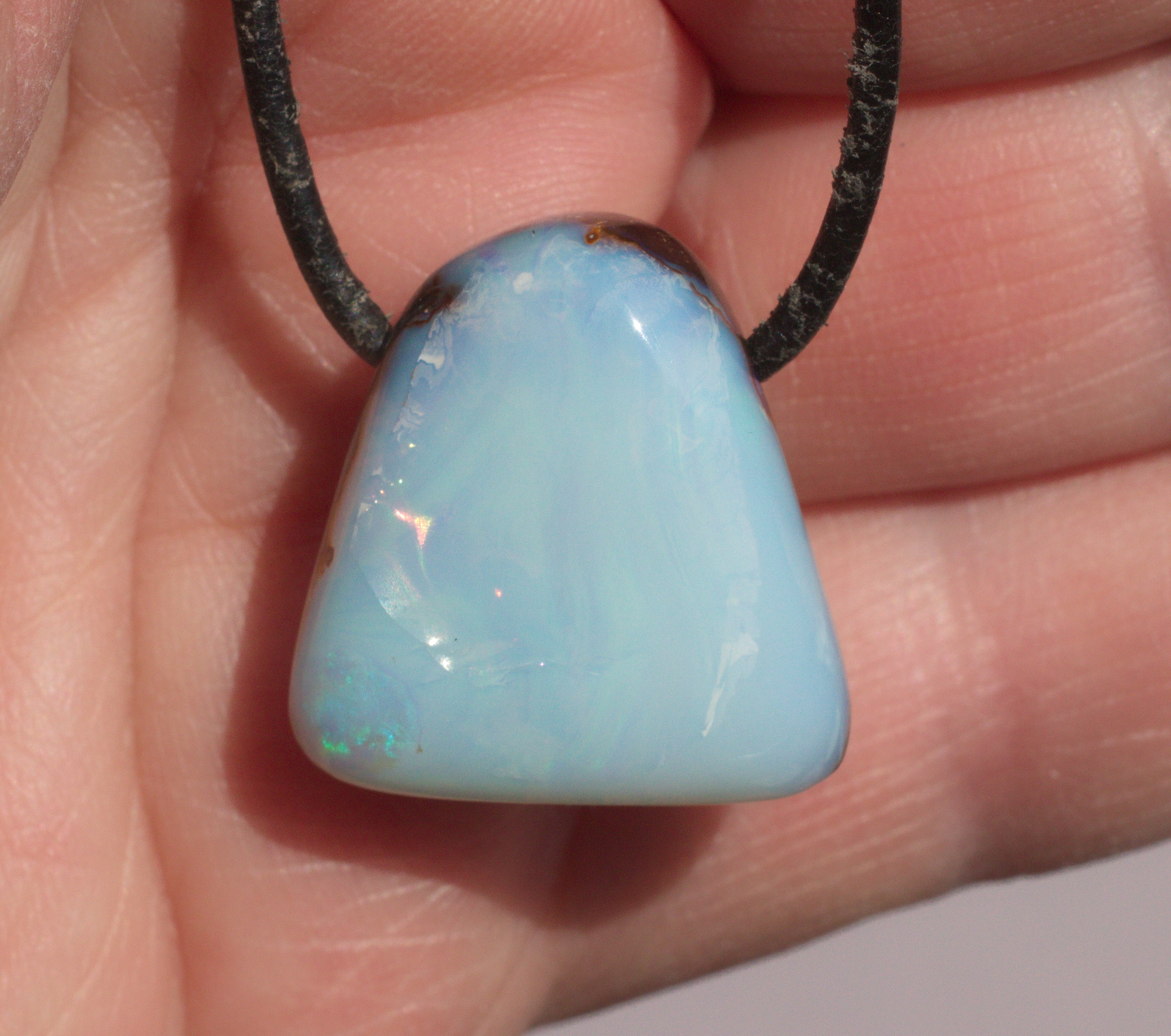 Hellblauer Boulderopal, seitlich gebohrt mit Lederband  