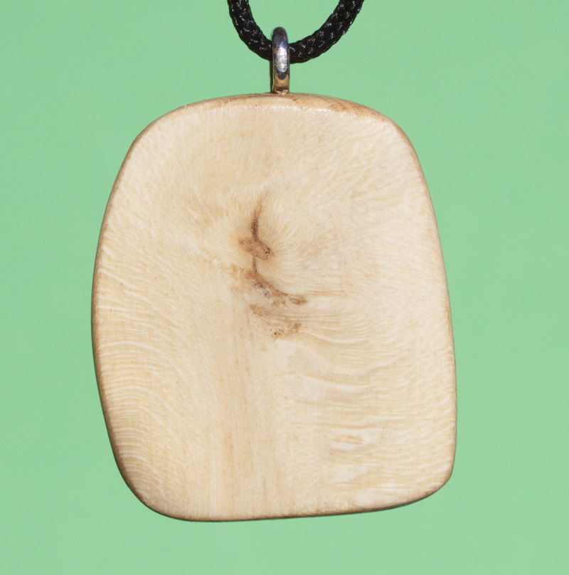 Baumperle vom Efeu mit einem Opal mit grüner Ader