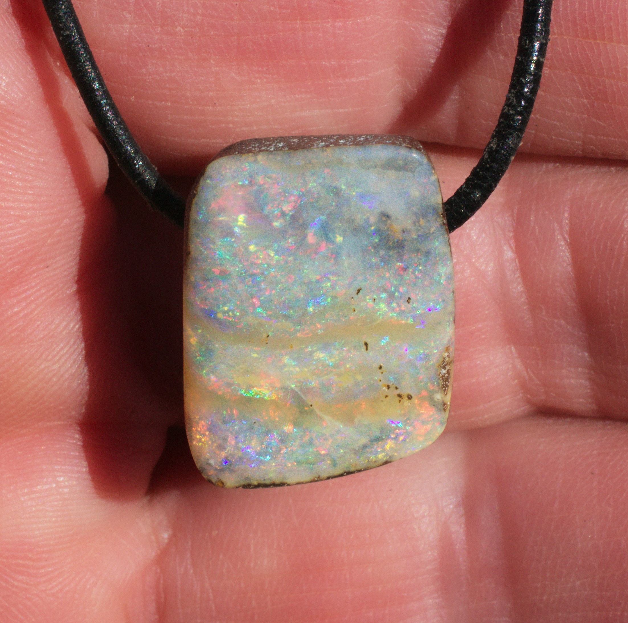 Heller Boulderopal, seitlich gebohrt mit Lederband, Video 