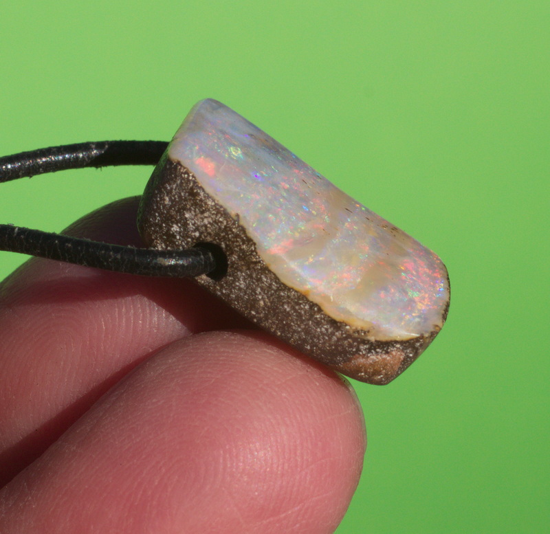 Heller Boulderopal, seitlich gebohrt mit Lederband, Video 