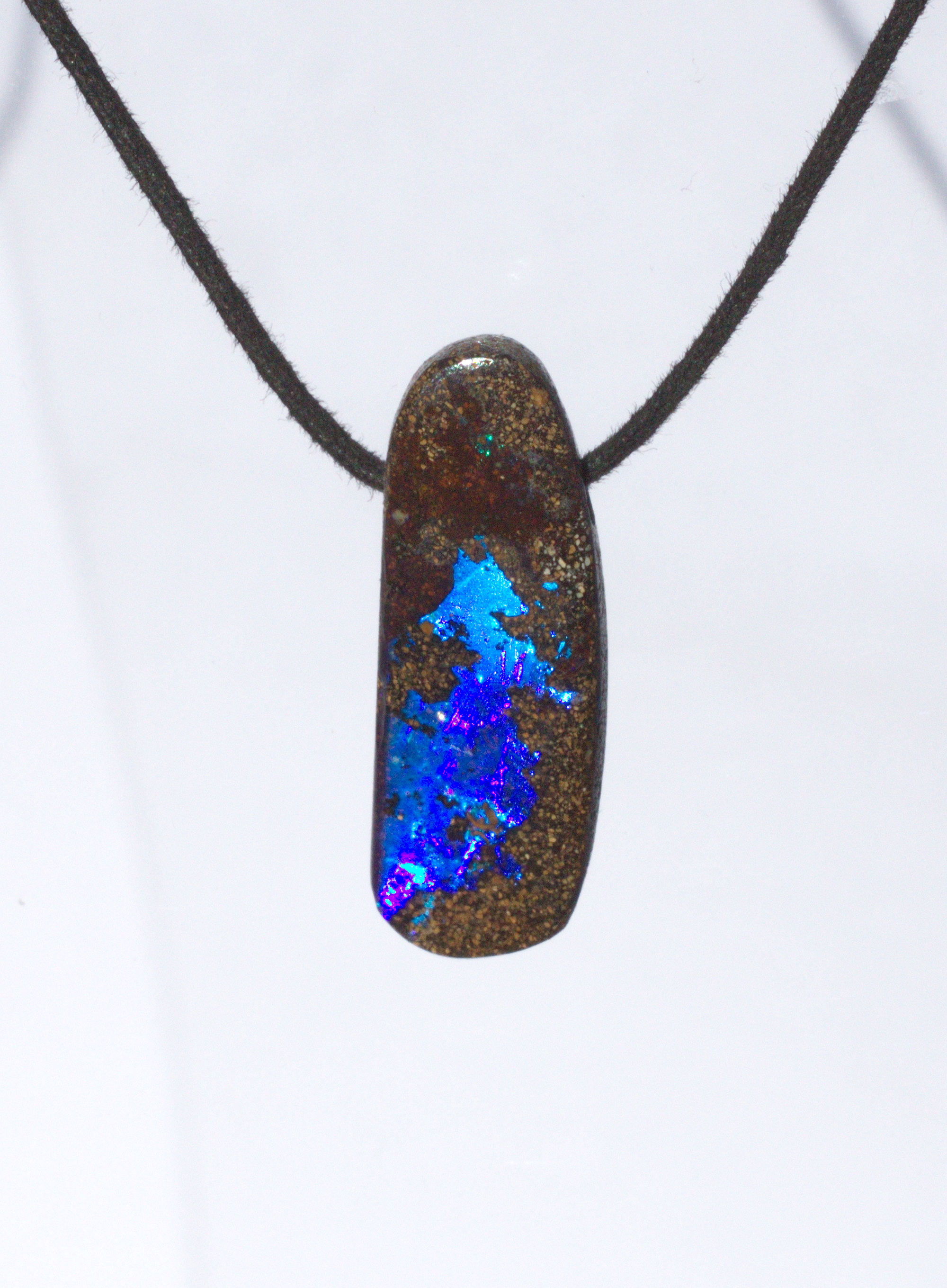 Boulderopal mit Electric Blue, seitlich gebohrt mit Lederband, Video