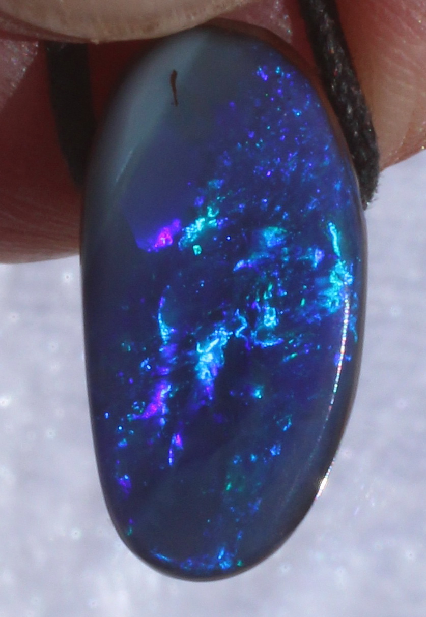 Blauer Boulderopal, seitlich gebohrt mit Lederband 