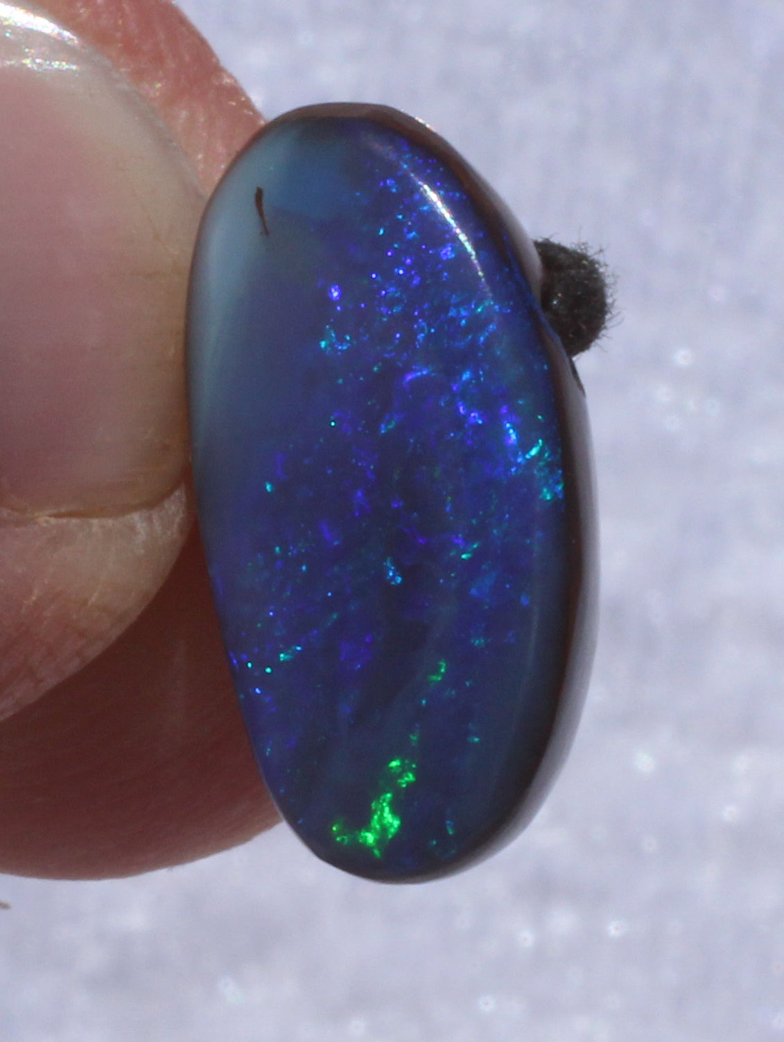 Blauer Boulderopal, seitlich gebohrt mit Lederband 