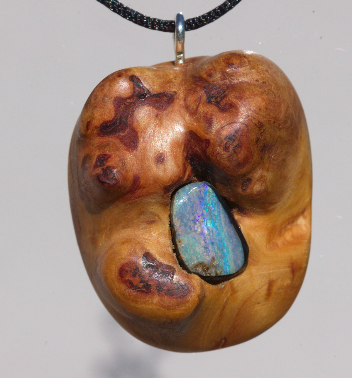 Baumperle von der Lärche mit einem bläulichen Opal