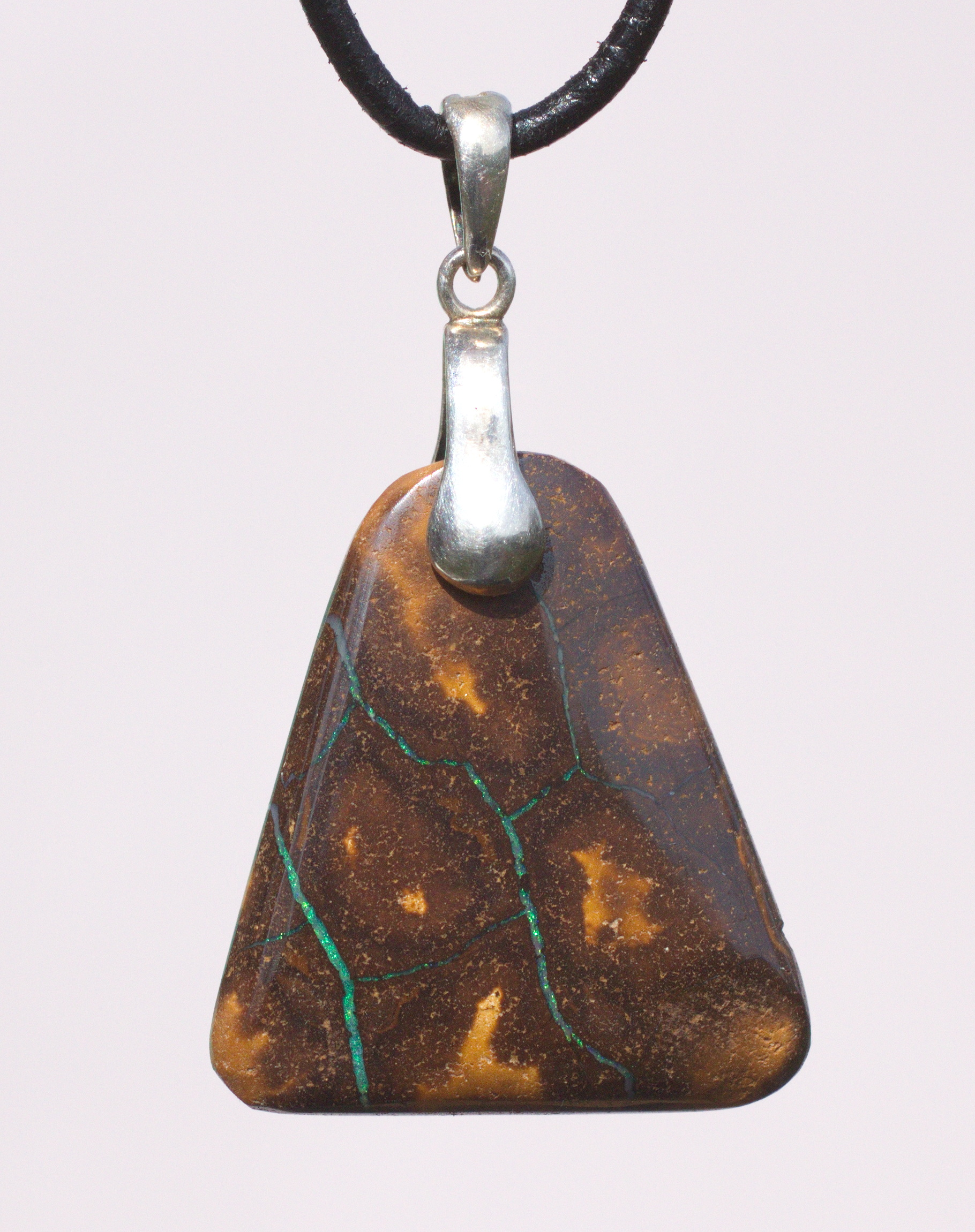 Brauner Boulderopal mit grünen Adern, frontal gebohrt mit Lederband  