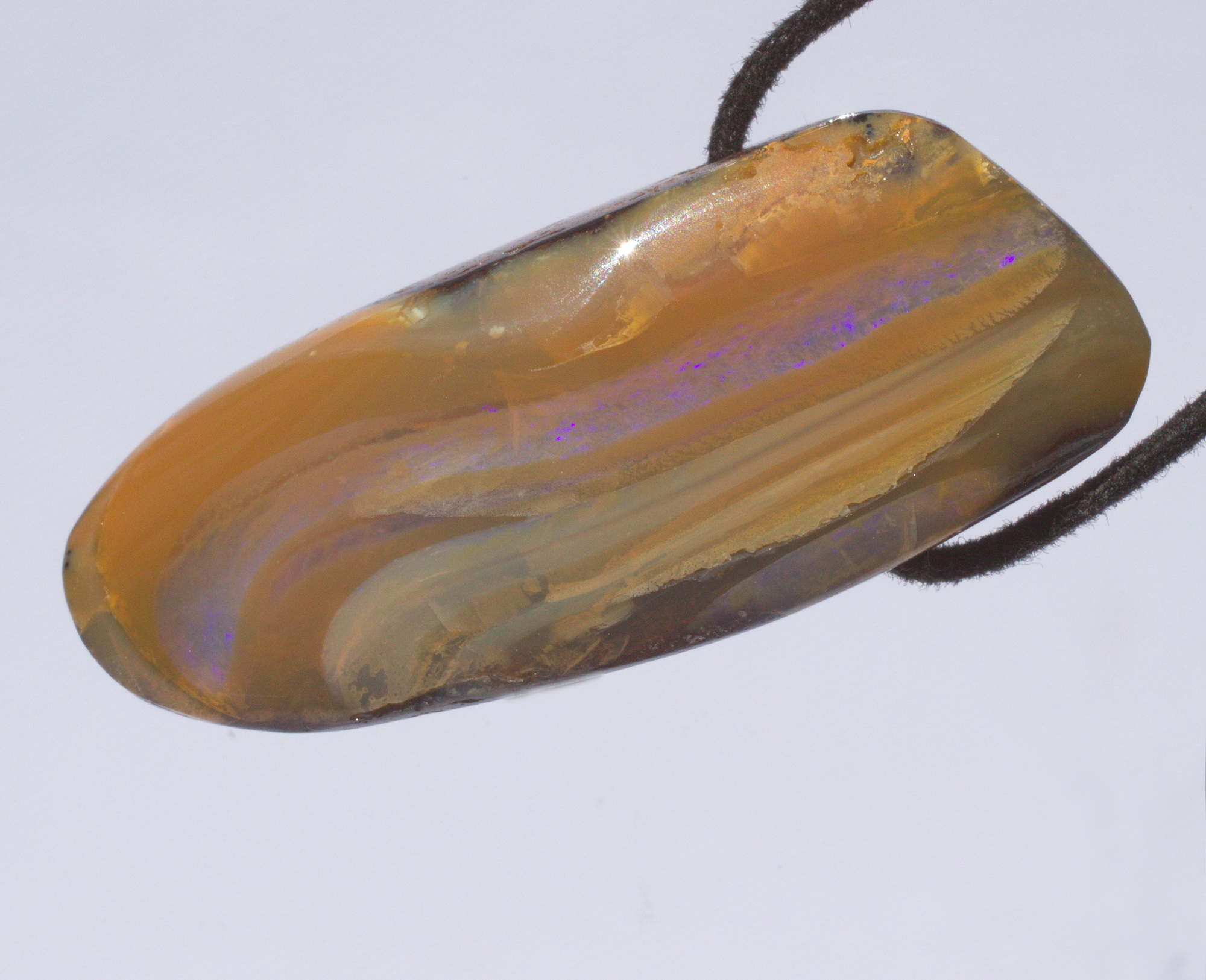 Bernsteinfarbener  Boulderopal, seitlich gebohrt mit Lederband  