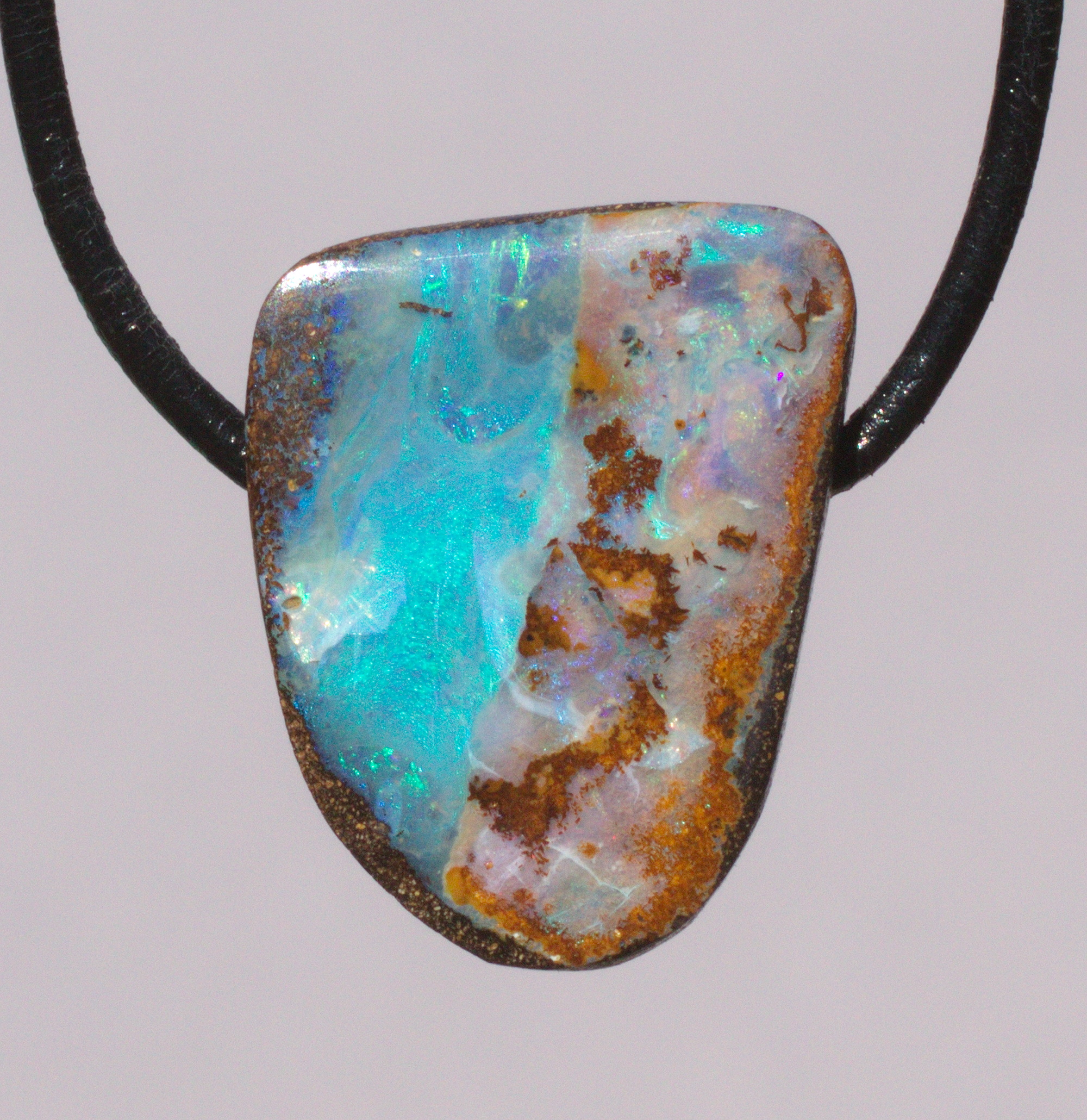 Boulderopal-Anhänger, seitlich gebohrt mit Lederband  