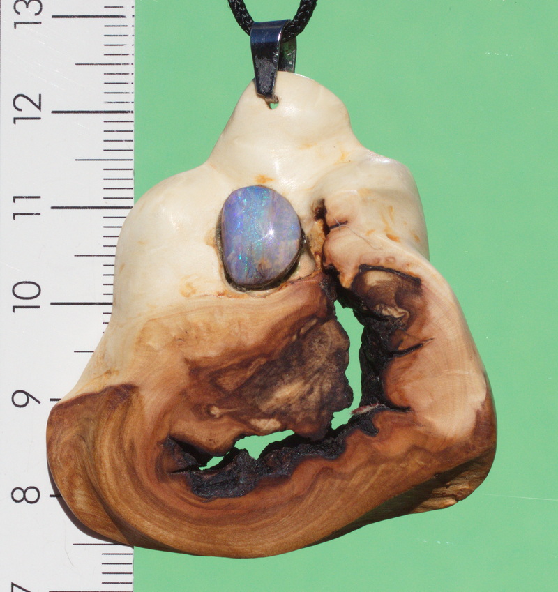 Baumperle vom Apfelbaum mit einem mehrfarbigen Opal   