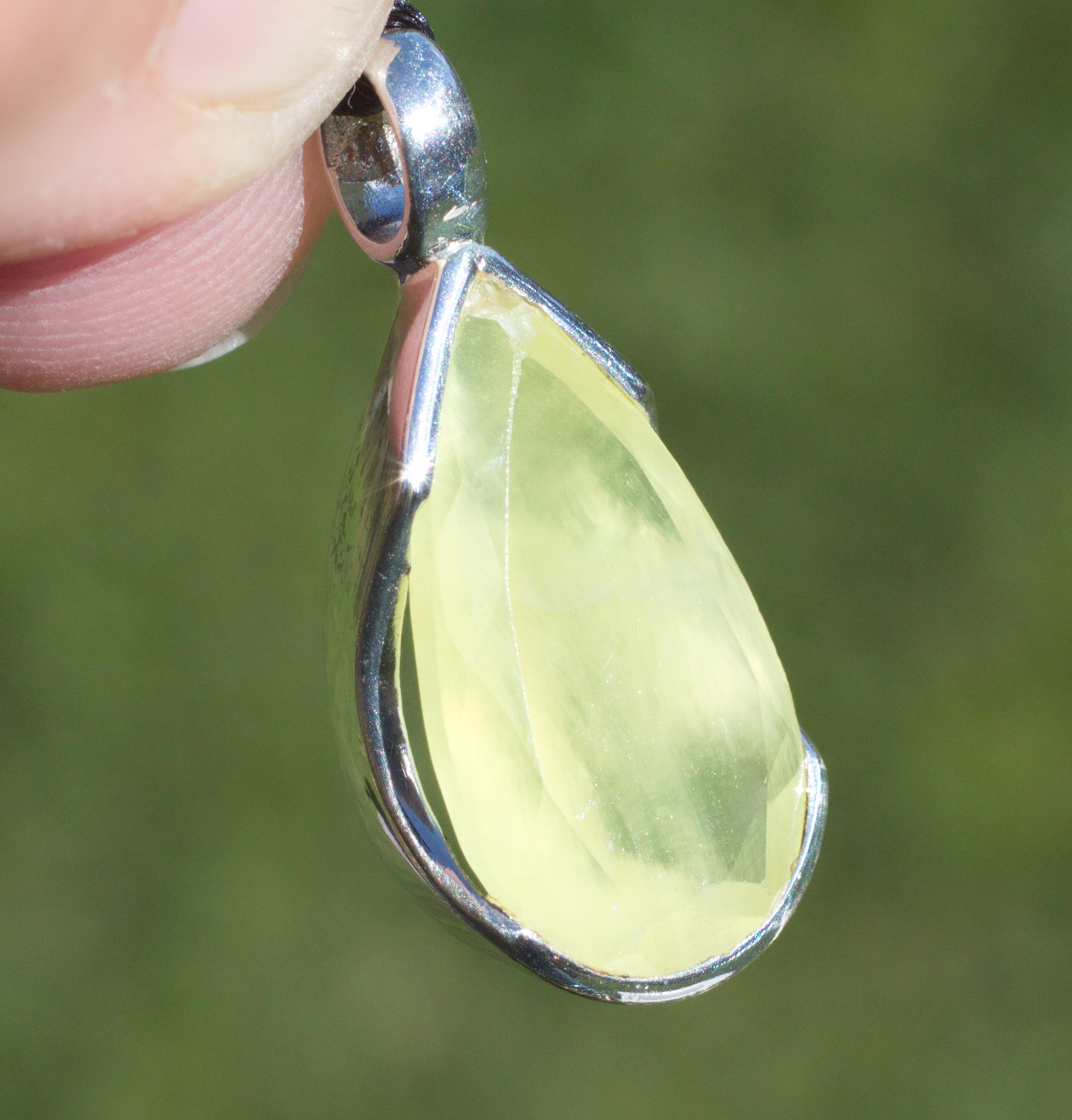 Prehnit Edelsteinanhänger in 925 Silber gefasst 