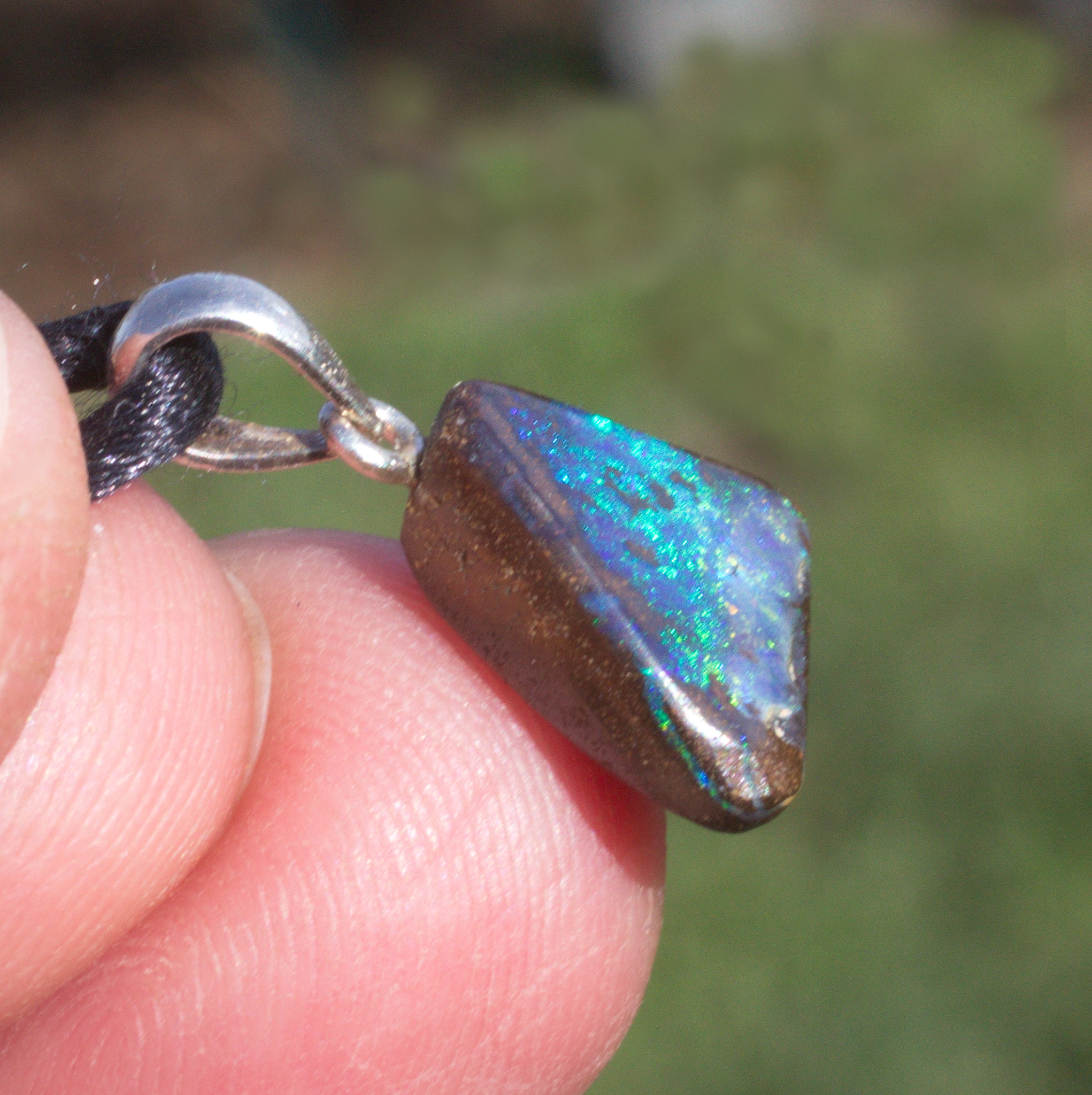 Kleiner grüner  Boulderopal, mit Anhängeröse aus Silber und Lederband 