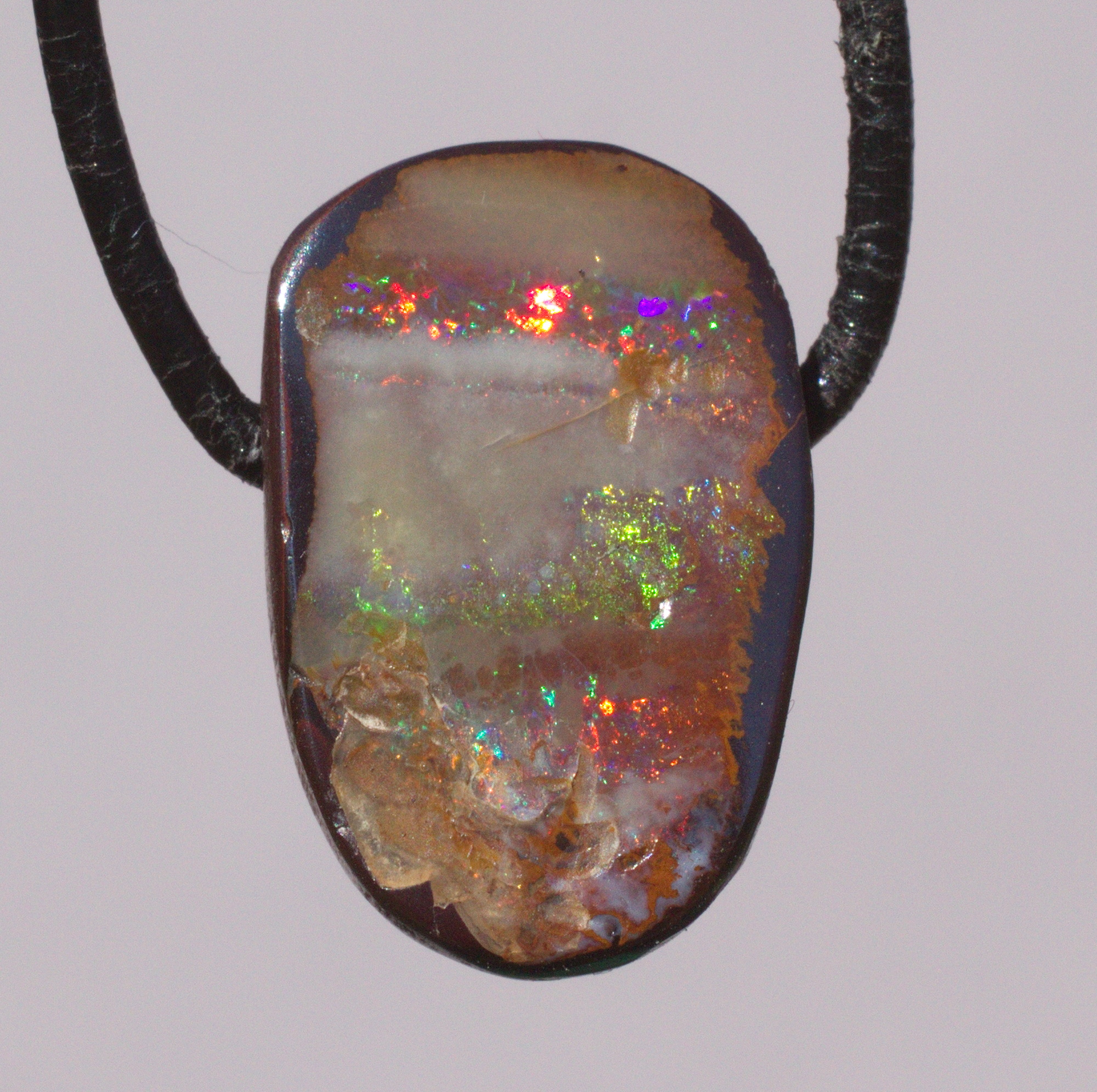 Boulderopal-Anhänger, seitlich gebohrt mit Lederband  
