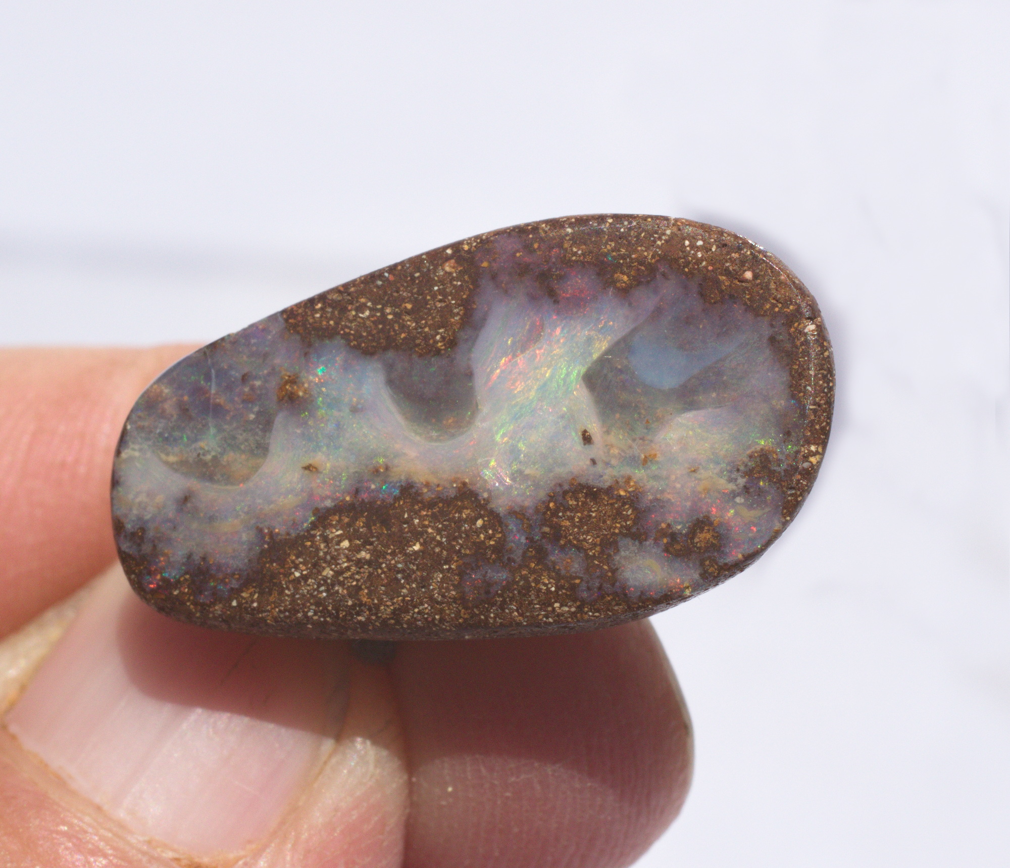 Ovaler Boulderopal, seitlich gebohrt mit Lederband 
