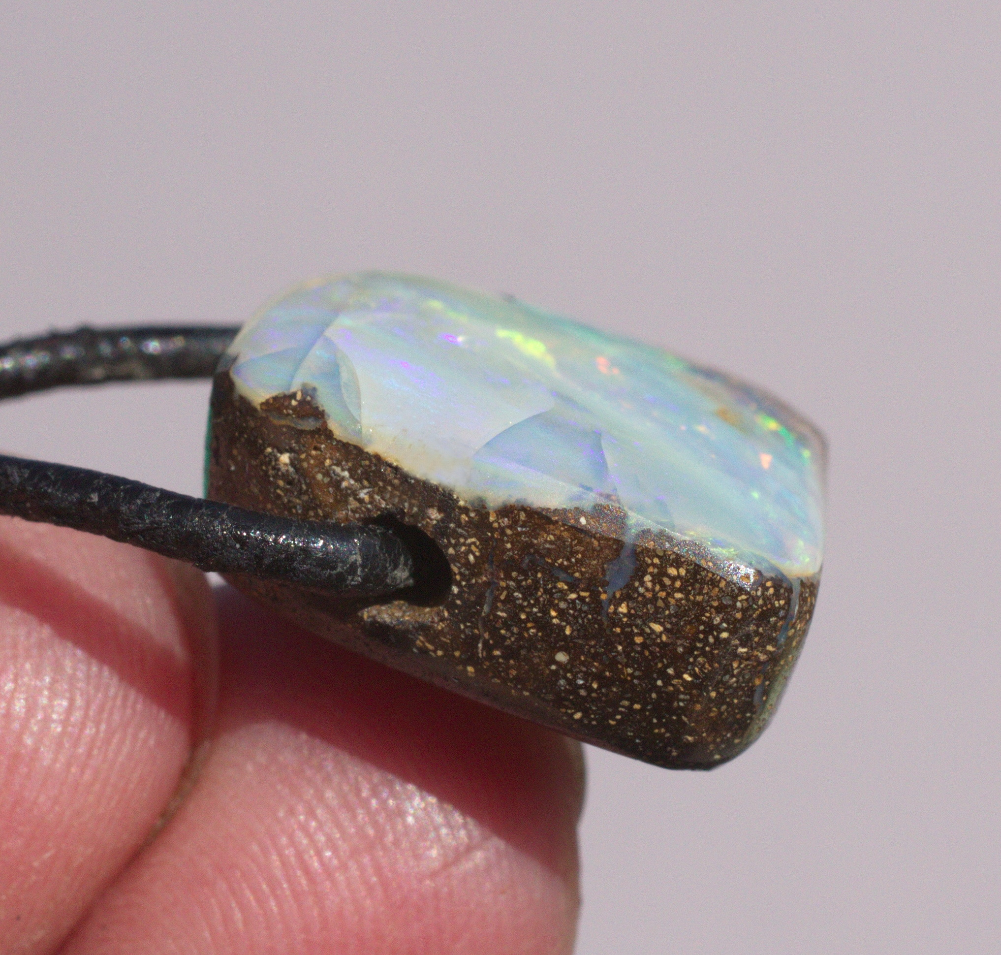 Grünlicher  Boulderopal, seitlich gebohrt mit Lederband  