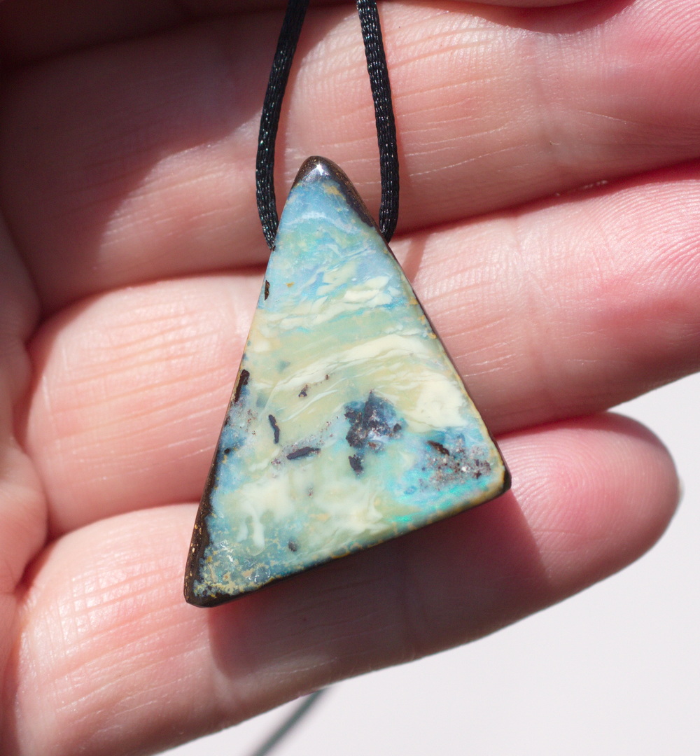 Boulderopal, als Dreieck geschliffen, seitlich gebohrt mit Lederband   