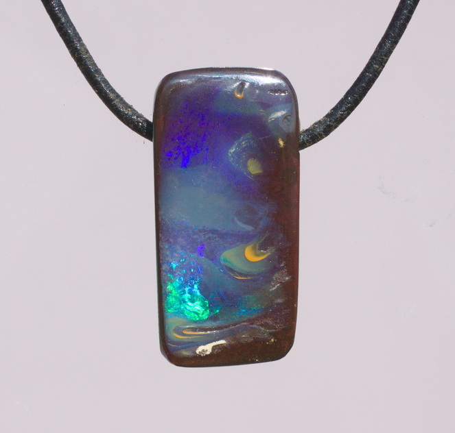 Nachtblauer Boulderopal, seitlich gebohrt mit Lederband 