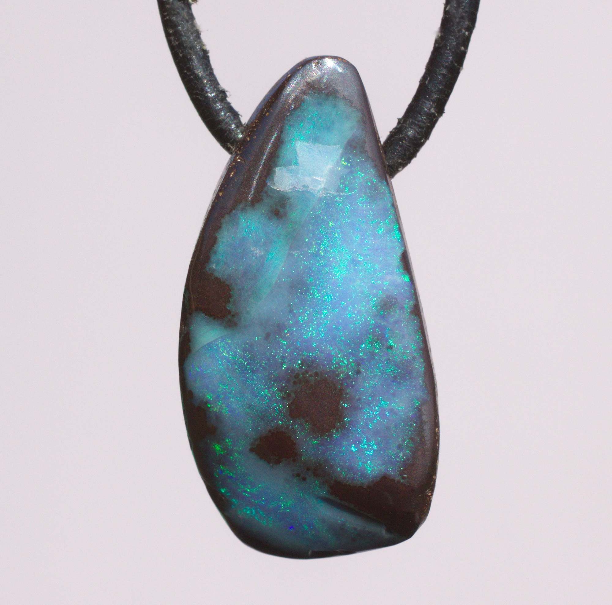 Blau-grüner Boulderopal, seitlich gebohrt mit Lederband  