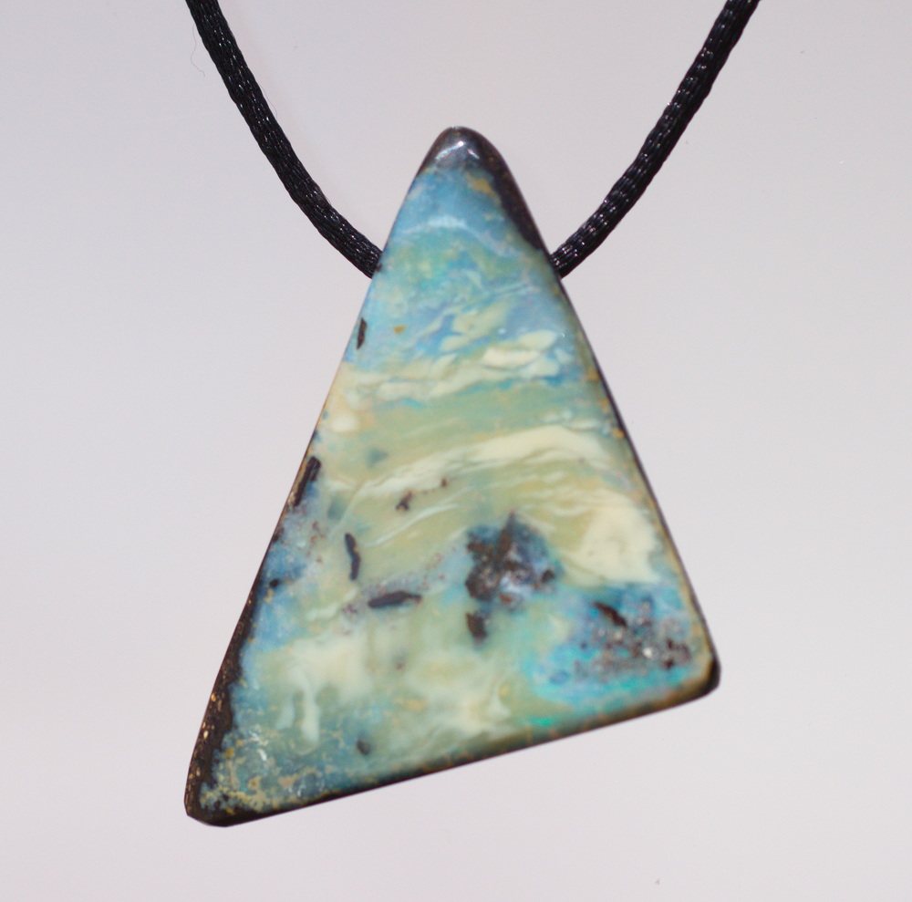 Boulderopal, als Dreieck geschliffen, seitlich gebohrt mit Lederband   