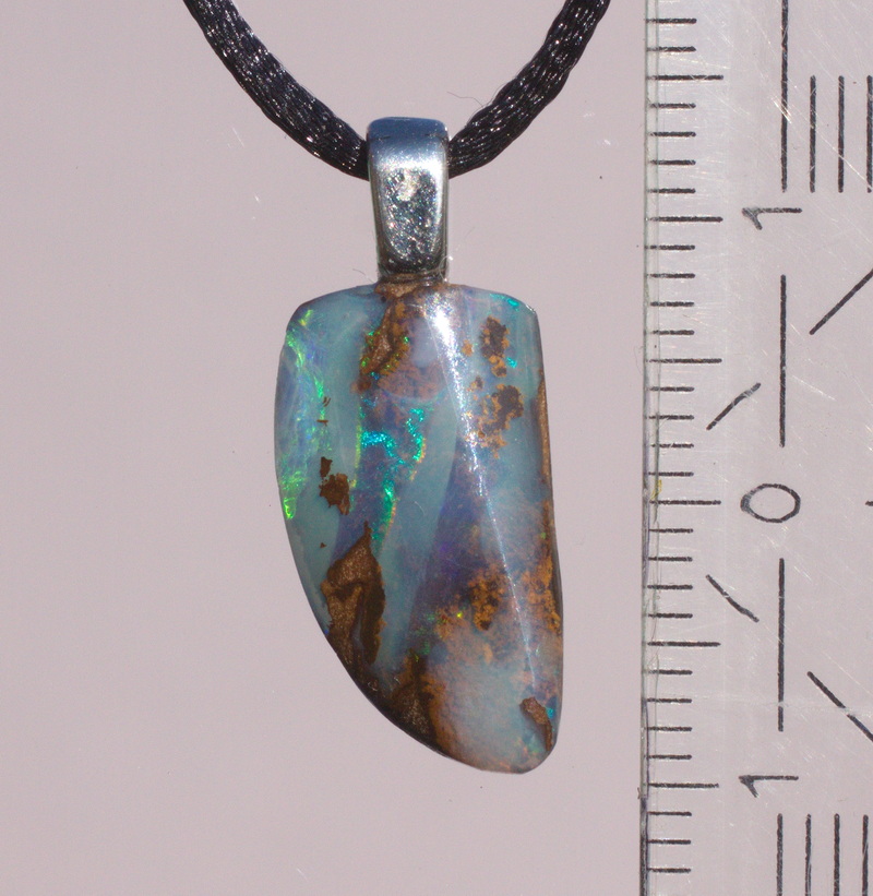 Boulderopal, mit Anhängeröse versilbert,  und Lederband