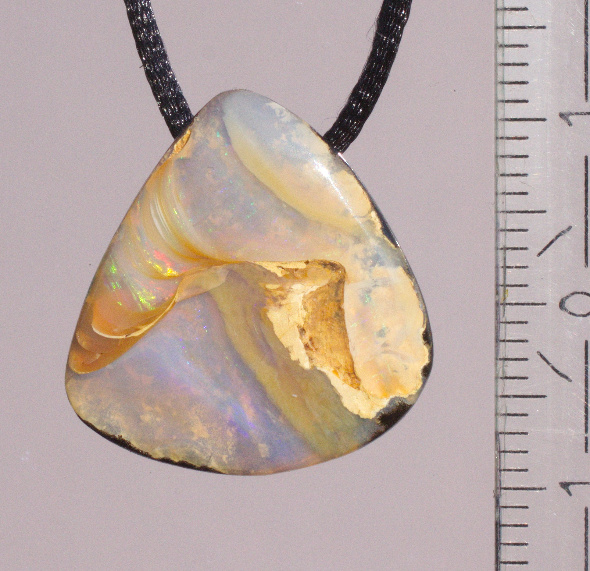 Bernsteinfarbener  Boulderopal, seitlich gebohrt mit Lederband  