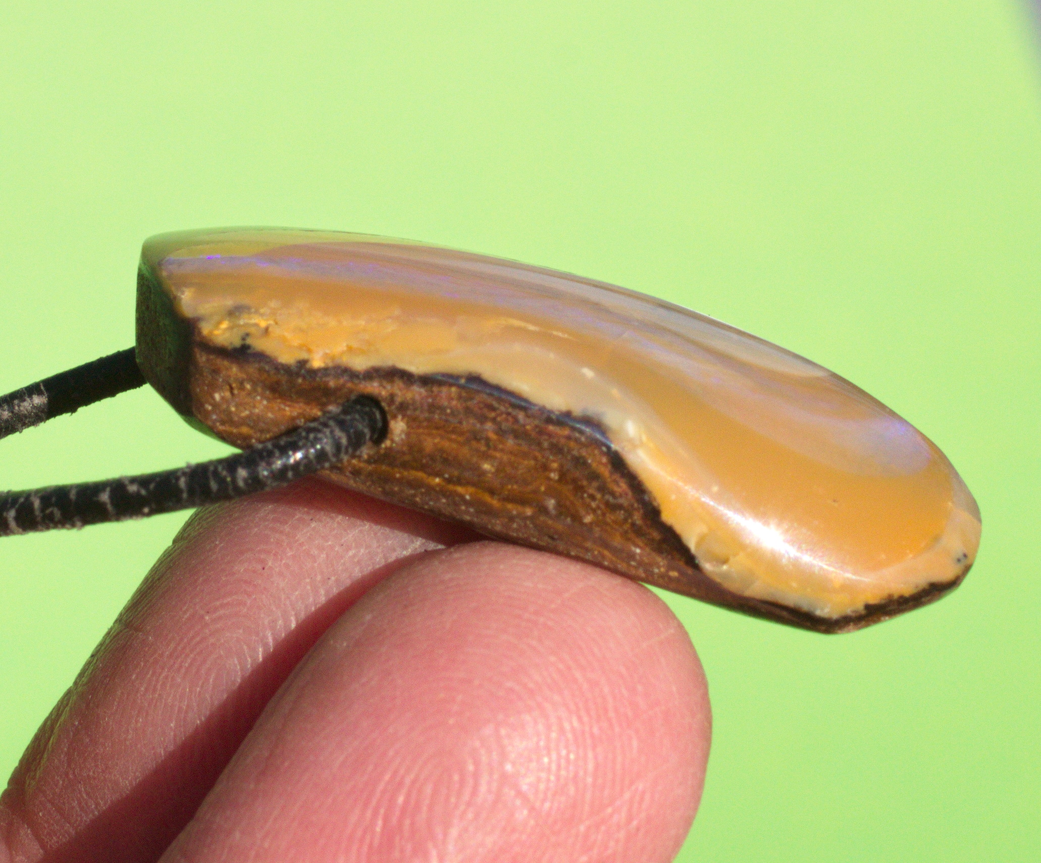 Bernsteinfarbener  Boulderopal, seitlich gebohrt mit Lederband  