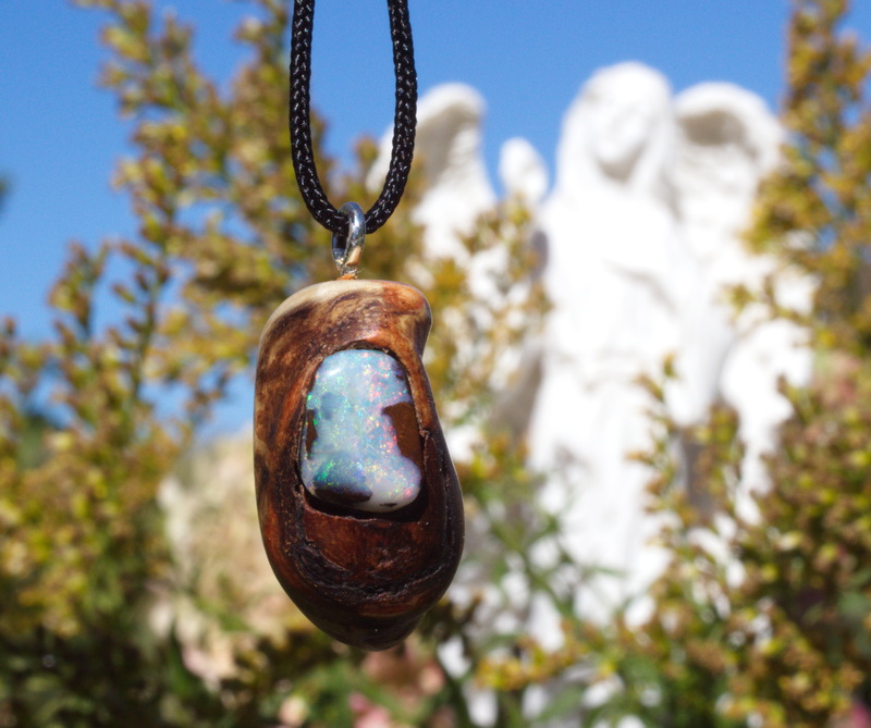 Baumperle von der Esche mit einem geschliffenen  Opal  