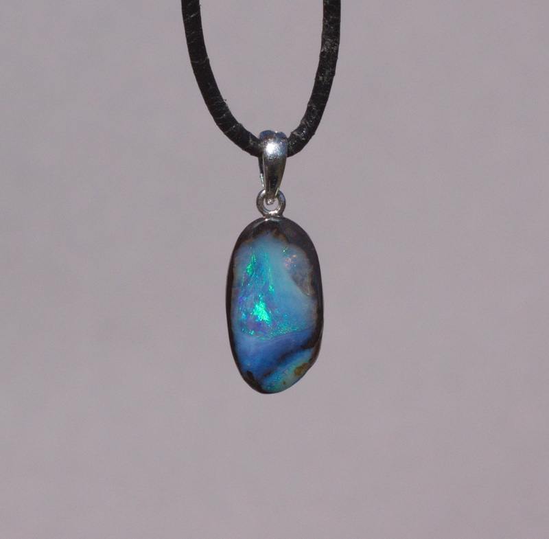 Kleiner blauer  Boulderopal, mit Anhängeröse aus Silber und Lederband 