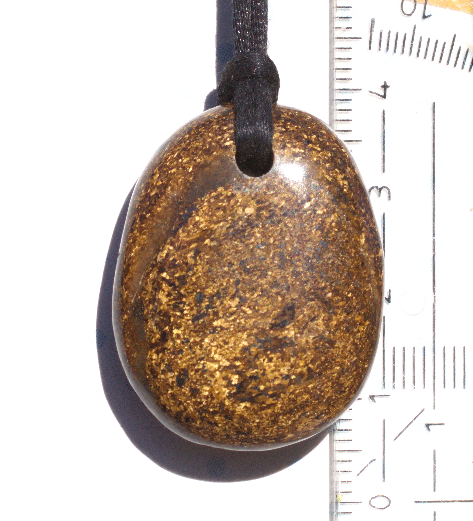 Bronzit Edelsteinanhänger front gebohrt mit Lederband  