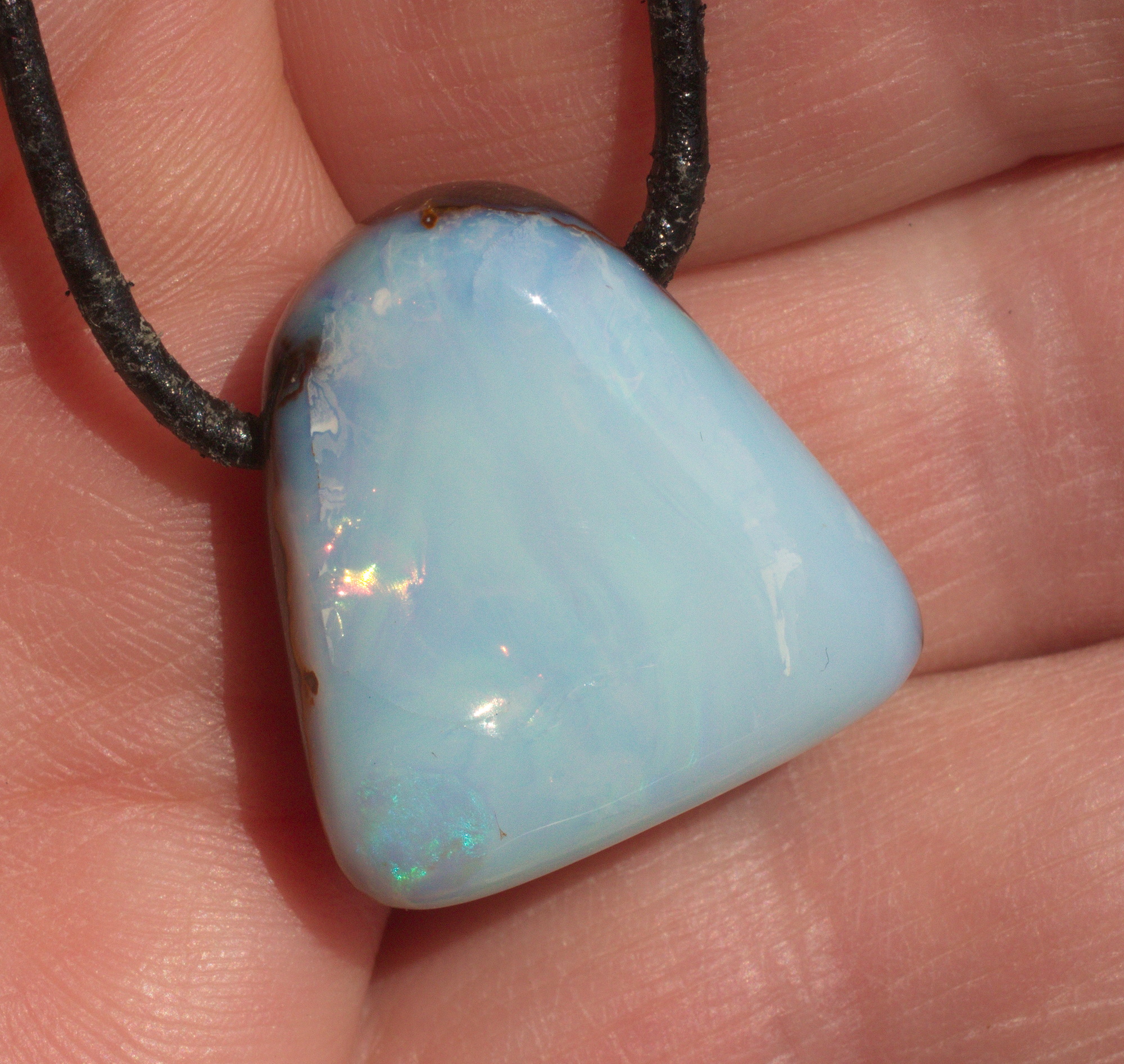 Hellblauer Boulderopal, seitlich gebohrt mit Lederband  