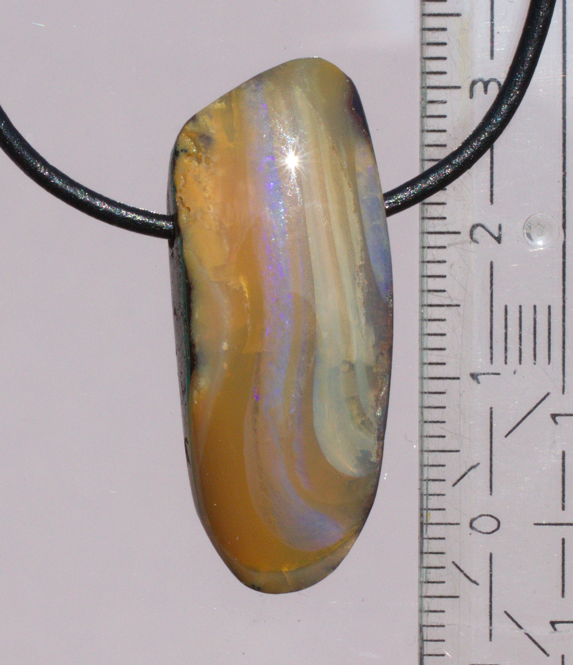 Bernsteinfarbener  Boulderopal, seitlich gebohrt mit Lederband  