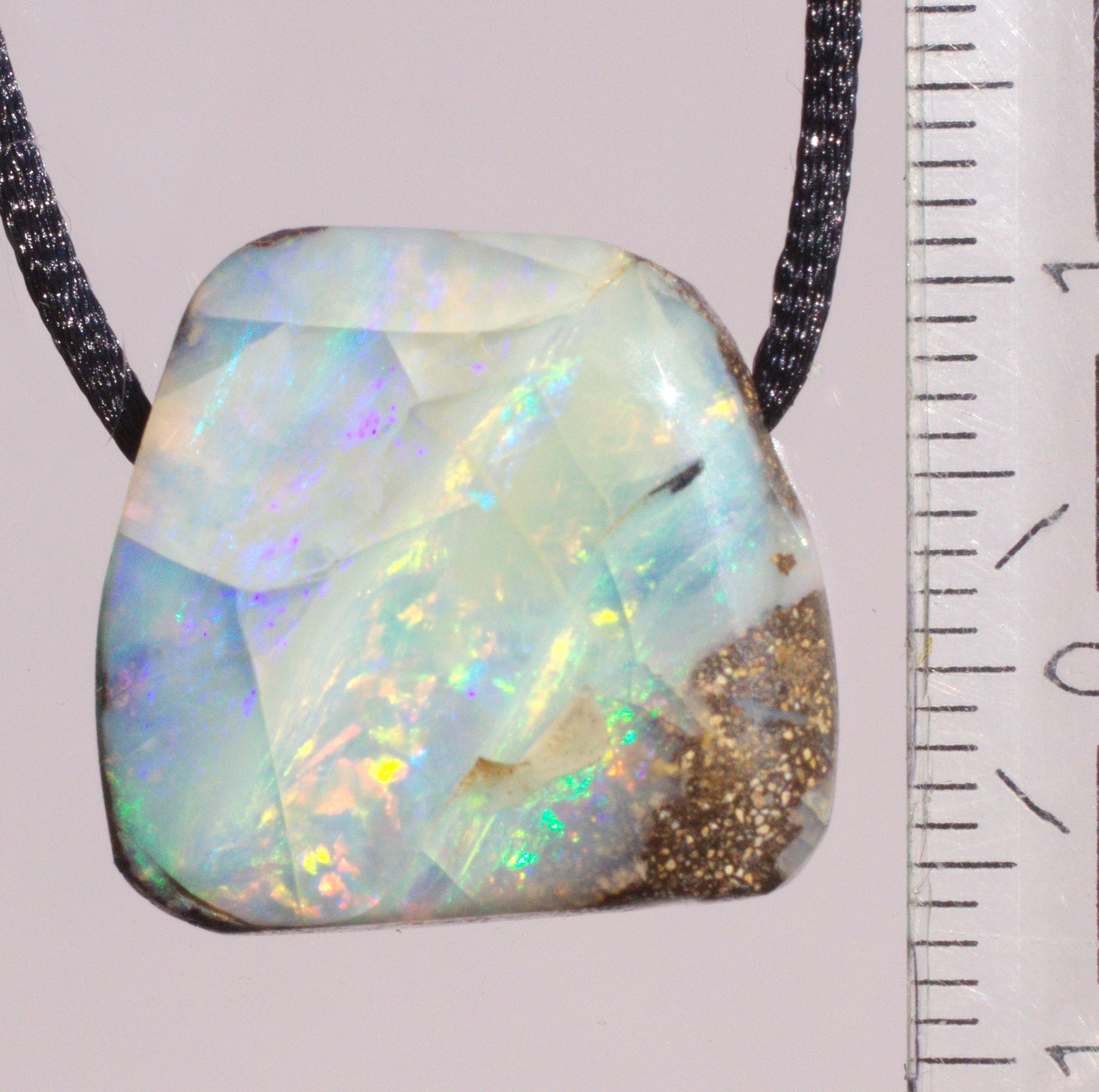 Grünlicher  Boulderopal, seitlich gebohrt mit Lederband  