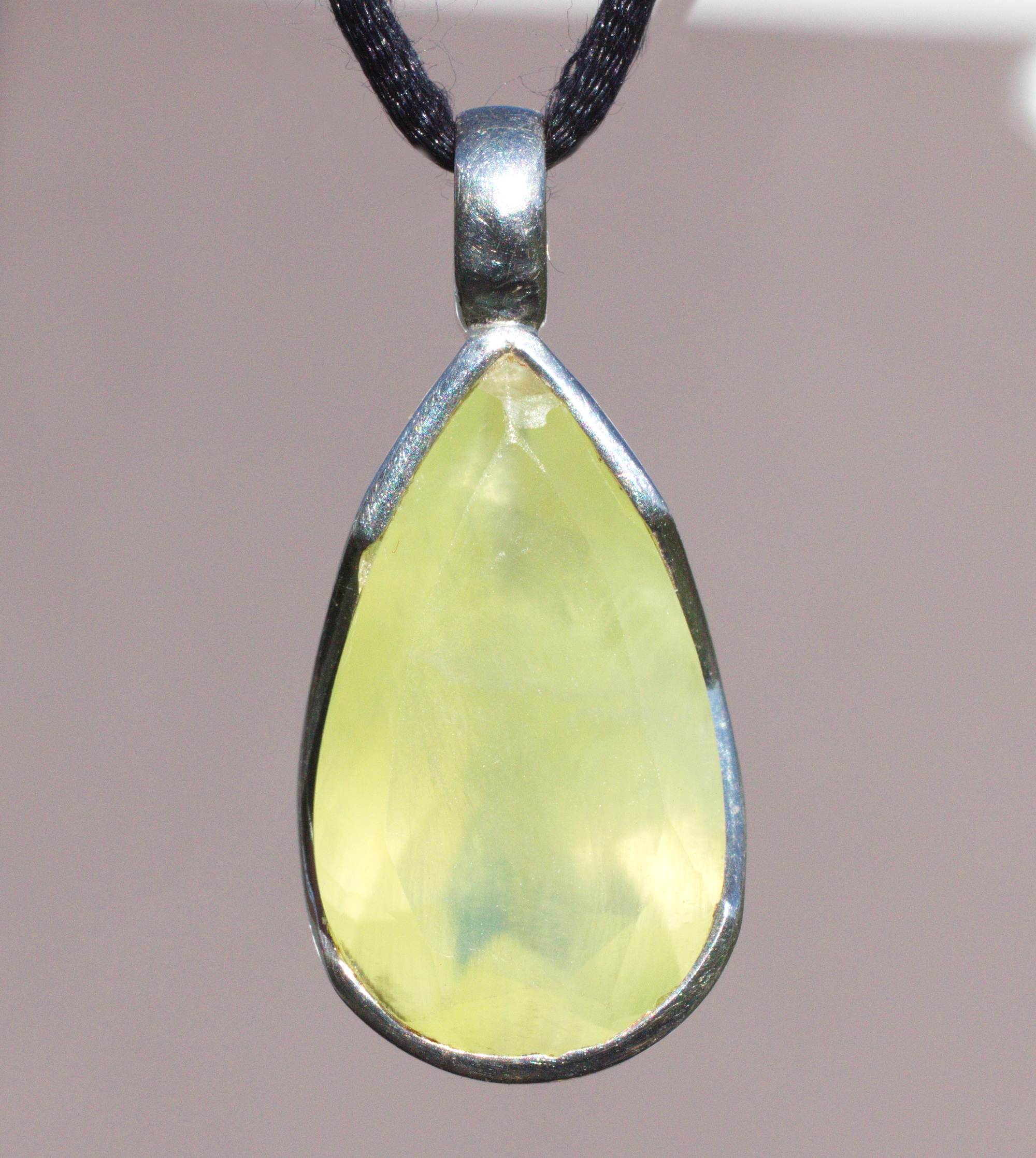 Prehnit Edelsteinanhänger in 925 Silber gefasst 