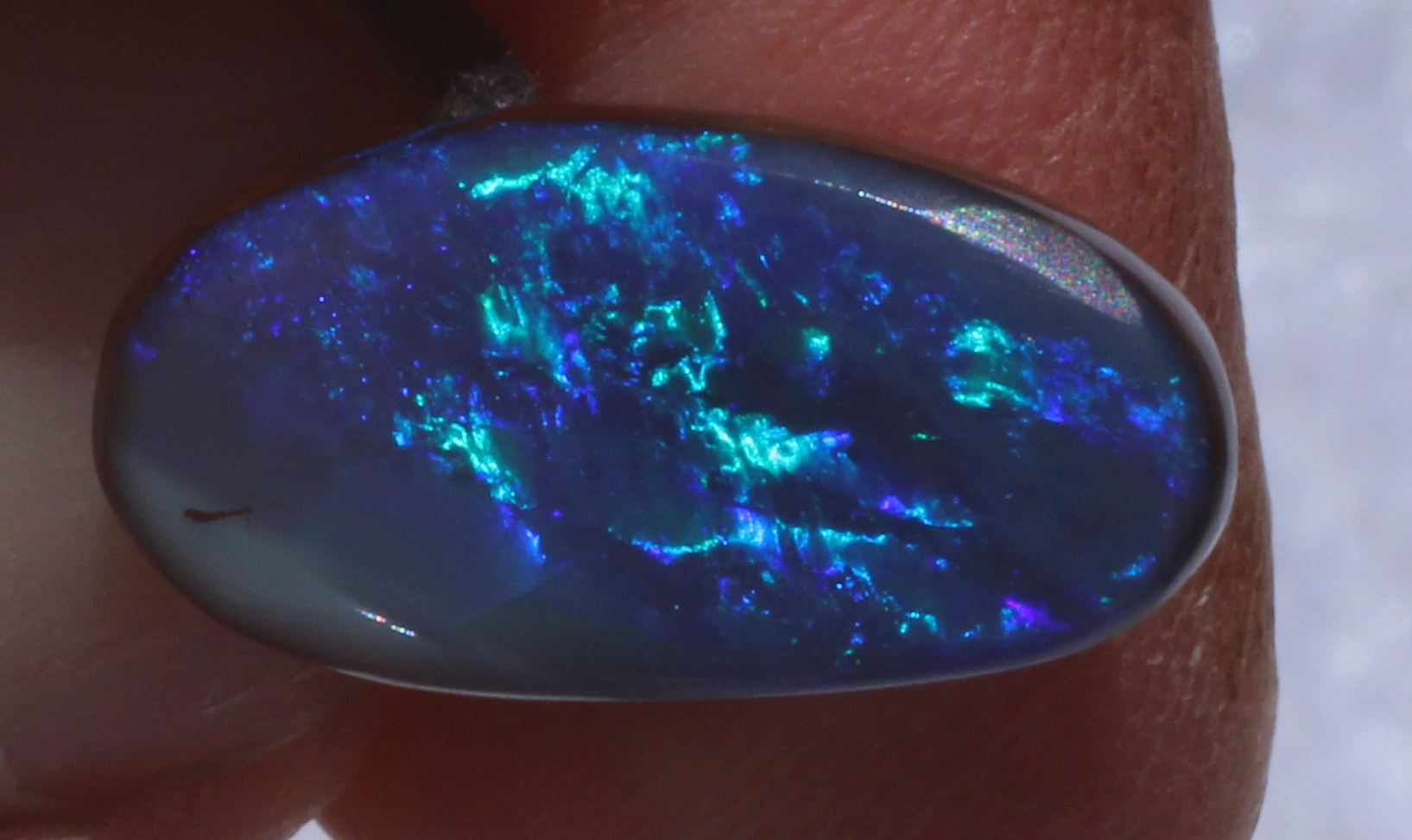 Blauer Boulderopal, seitlich gebohrt mit Lederband 