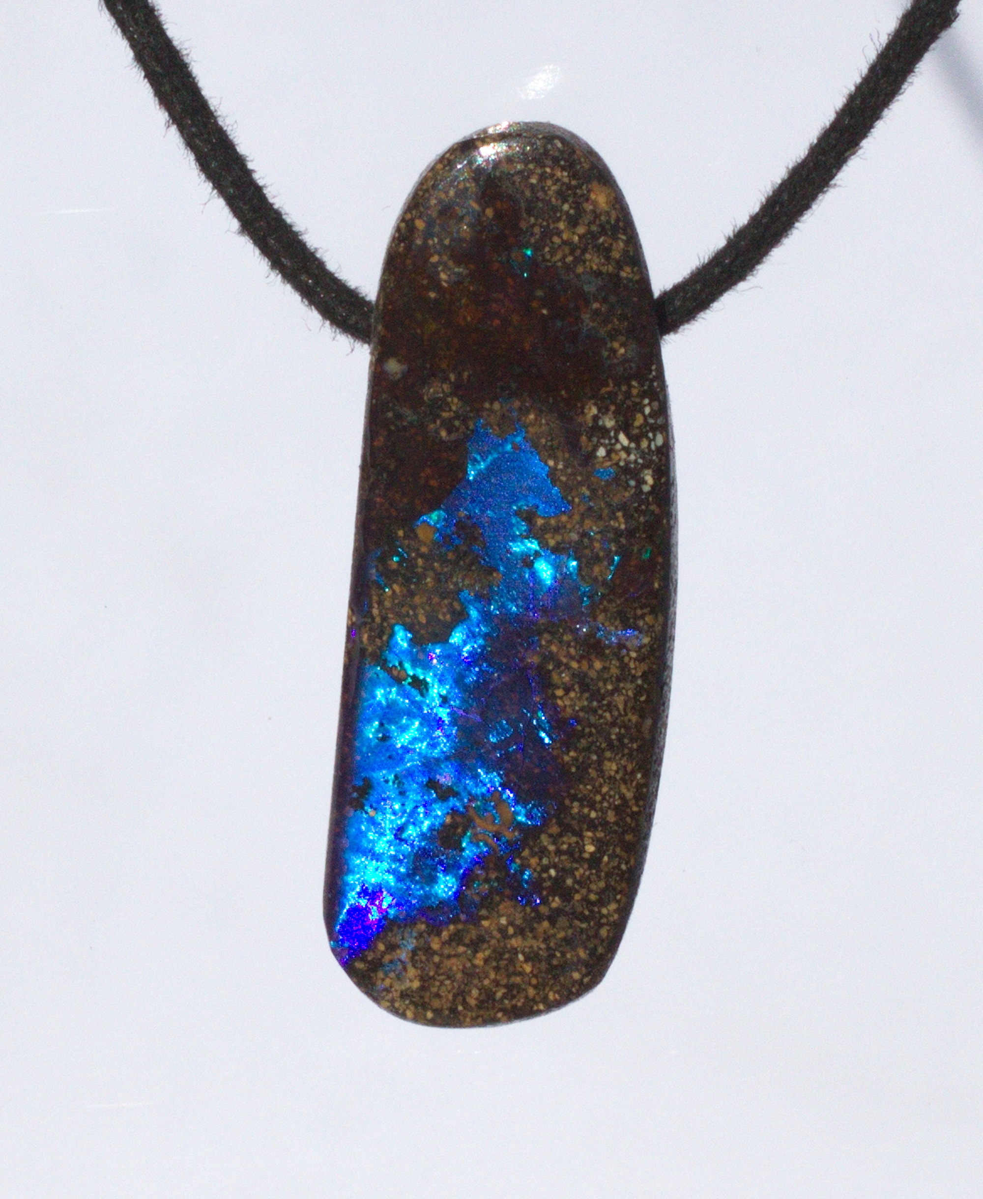 Boulderopal mit Electric Blue, seitlich gebohrt mit Lederband, Video