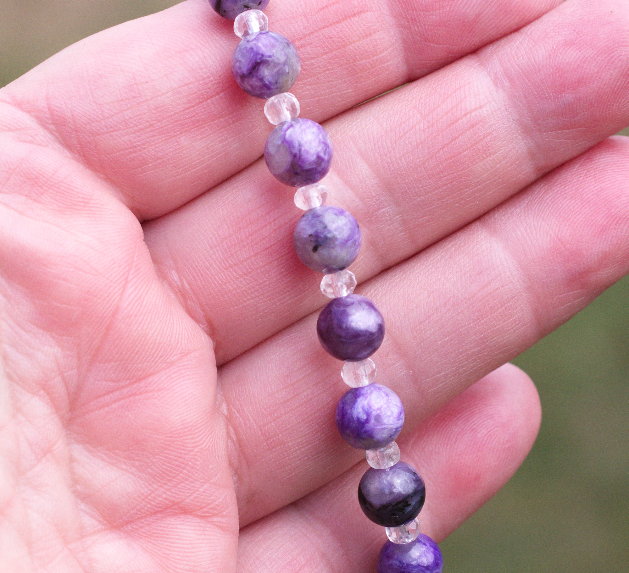 Charoit Edelsteinarmband auf Elastikfaden aufgezogen  