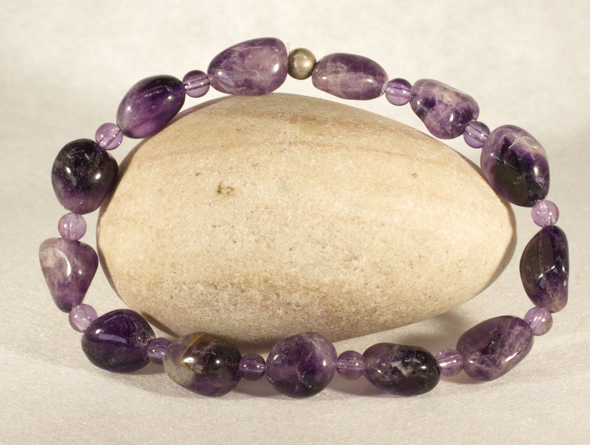 Amethyst Edelsteinarmband auf Elastikfaden aufgezogen 