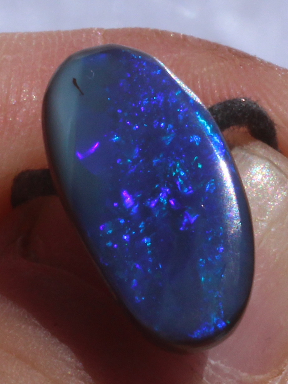 Blauer Boulderopal, seitlich gebohrt mit Lederband 