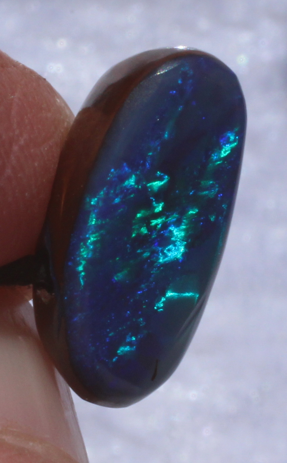 Blauer Boulderopal, seitlich gebohrt mit Lederband 