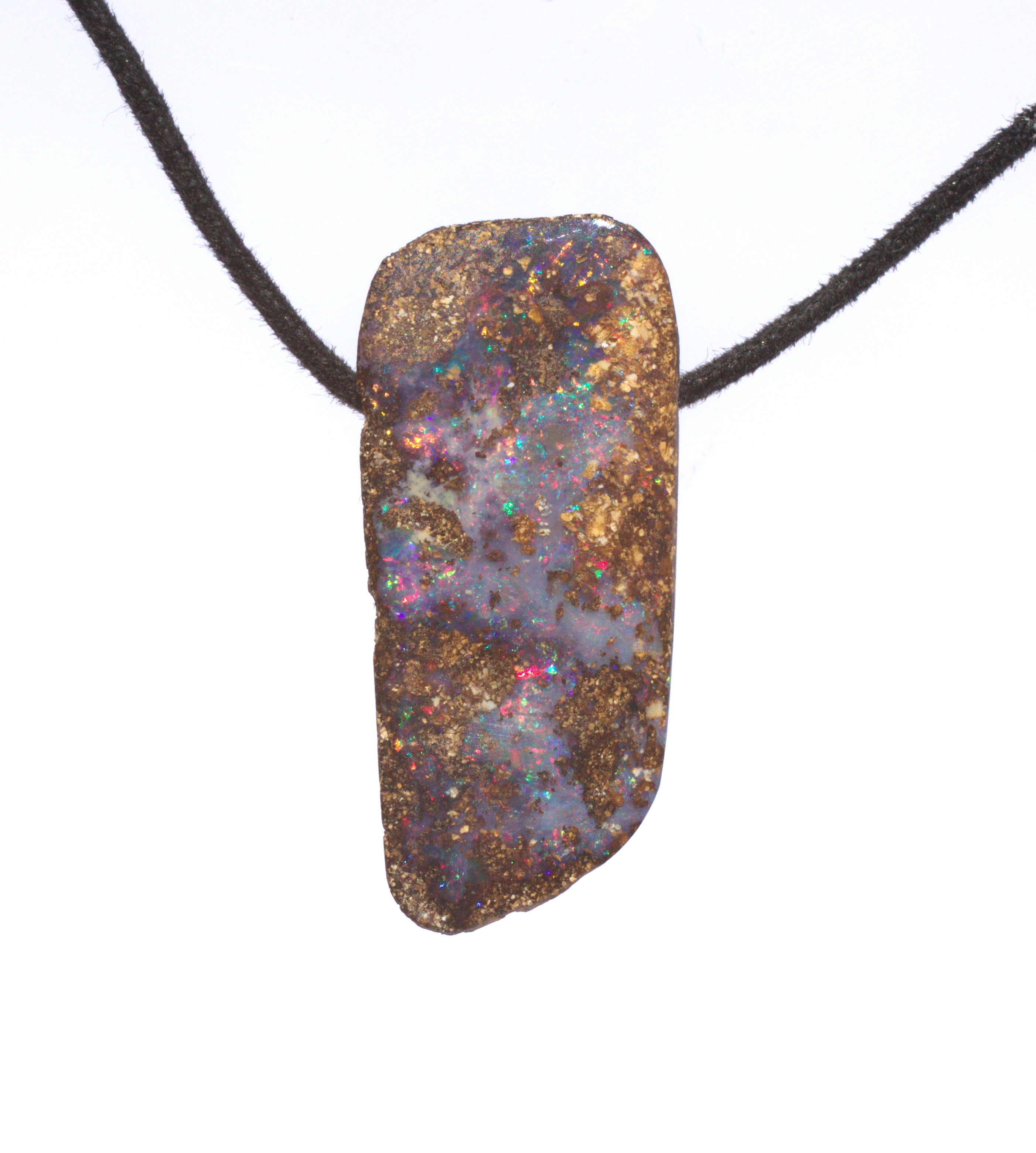 Bräunlicher Boulderopal mit vielen Farben, seitlich gebohrt mit Lederband Bräunlicher Boulderopal mit vielen Farben, seitlich gebohrt mit Lederband