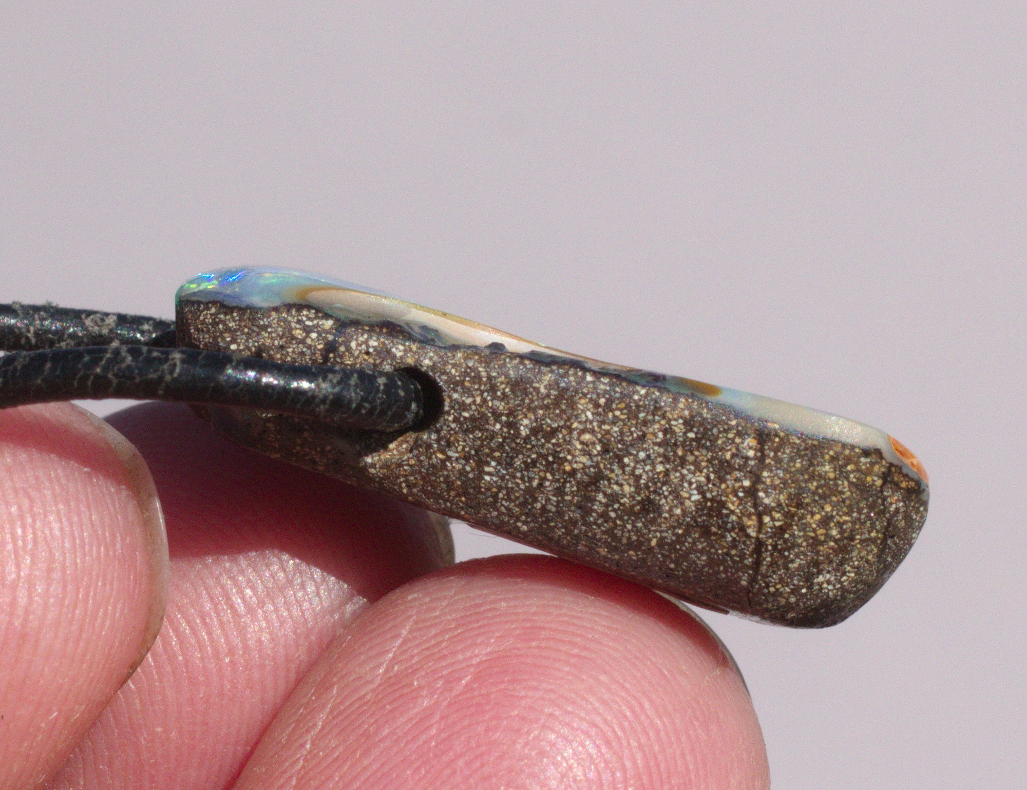 Natürlicher Boulderopal, seitlich gebohrt mit Lederband  