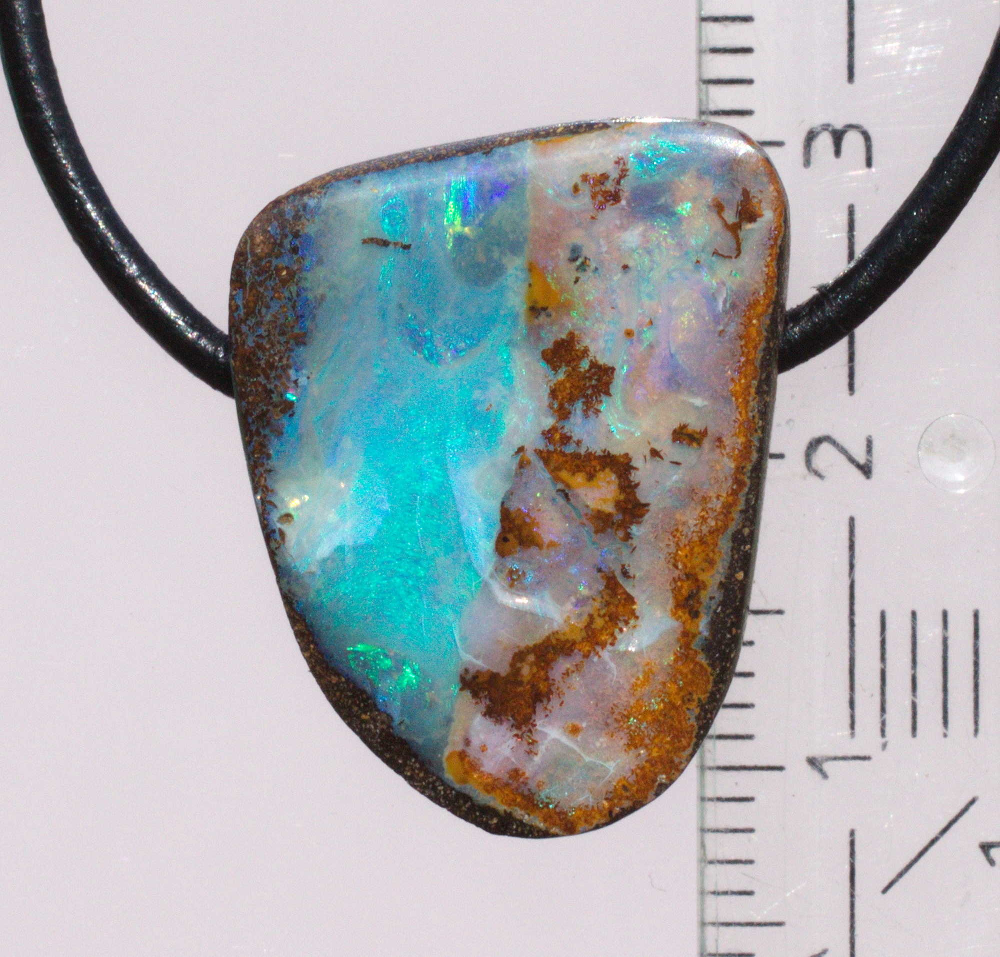 Boulderopal-Anhänger, seitlich gebohrt mit Lederband  