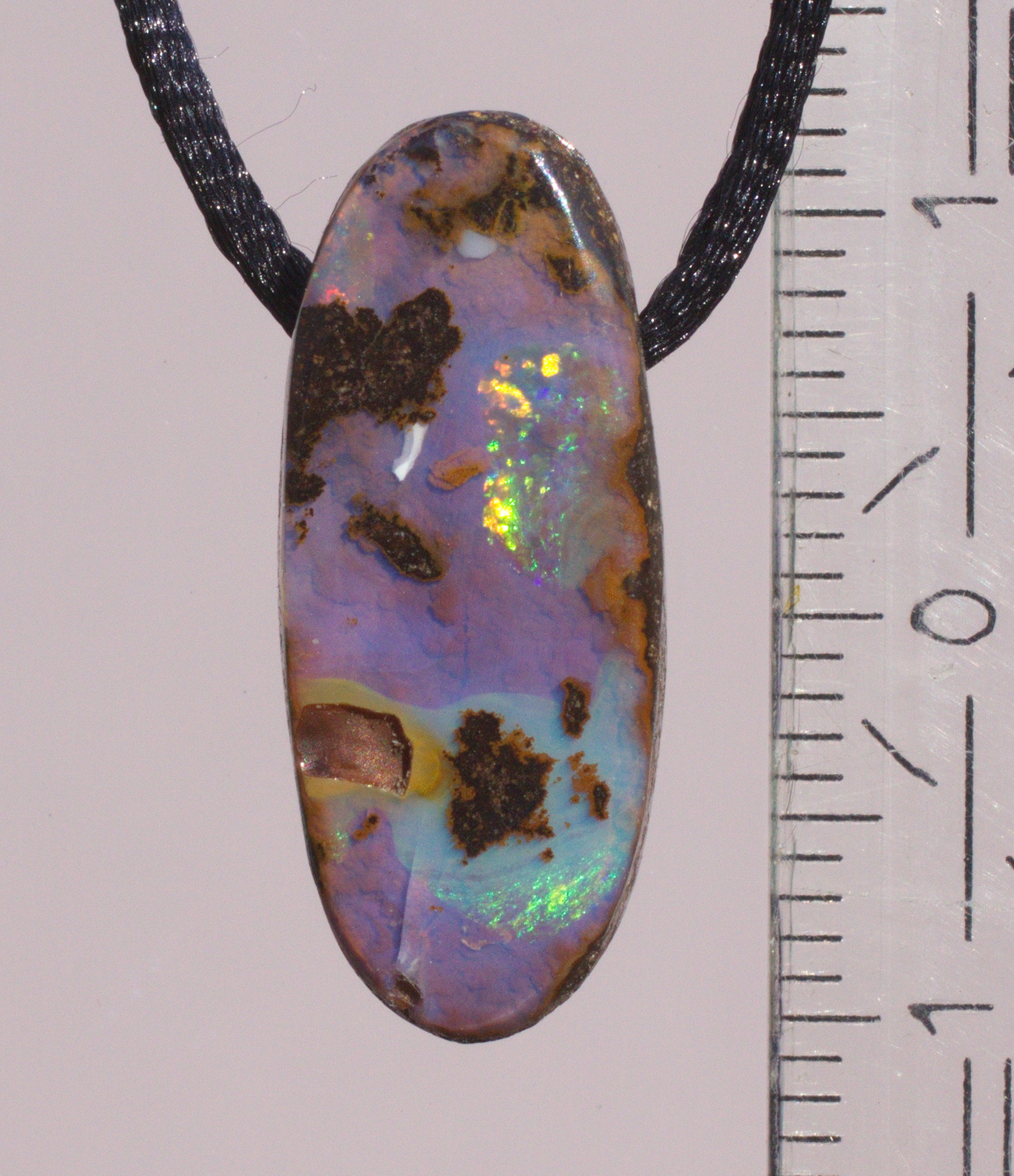 Kleiner ovaler Boulderopal, seitlich gebohrt mit Lederband 