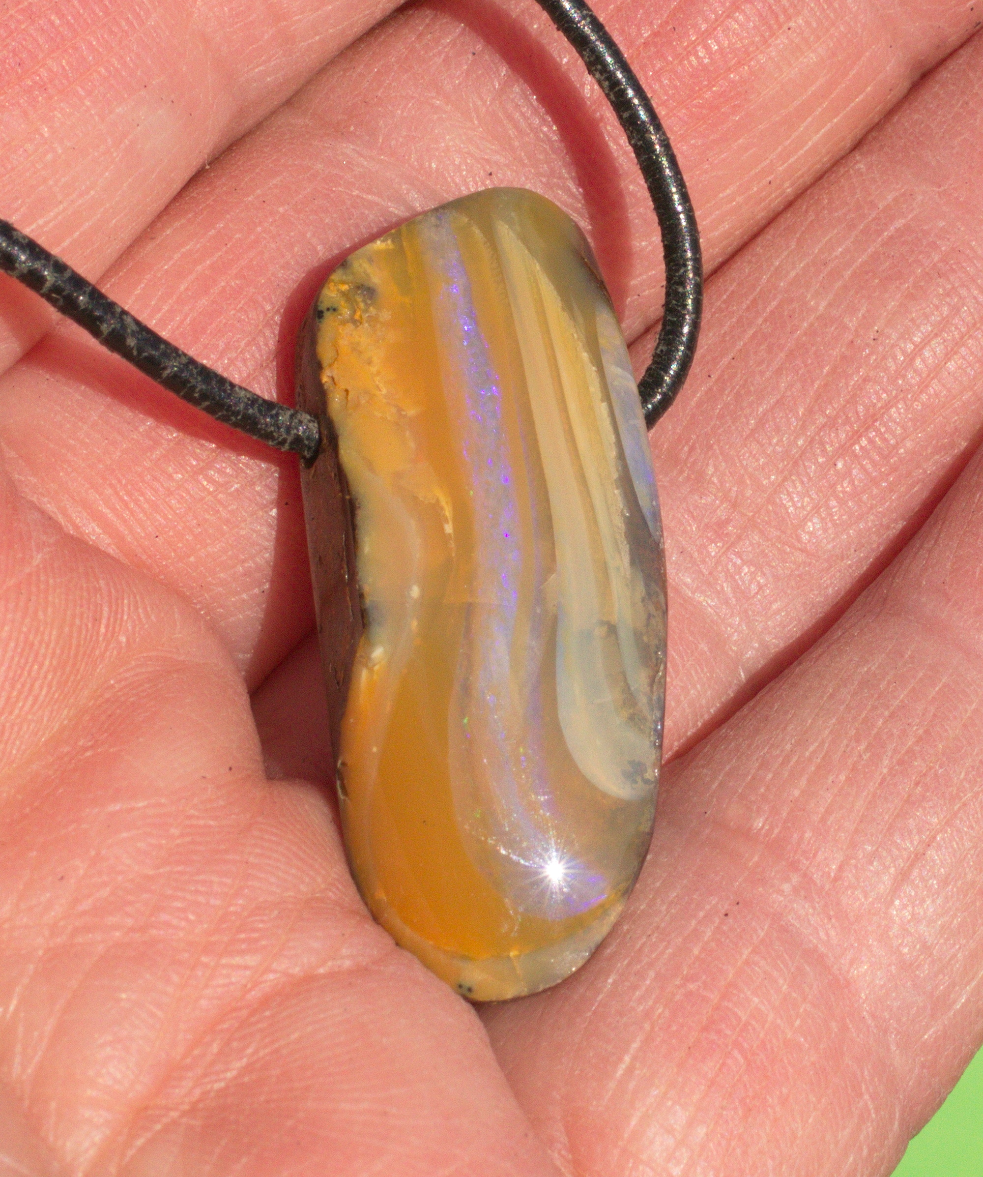 Bernsteinfarbener  Boulderopal, seitlich gebohrt mit Lederband  