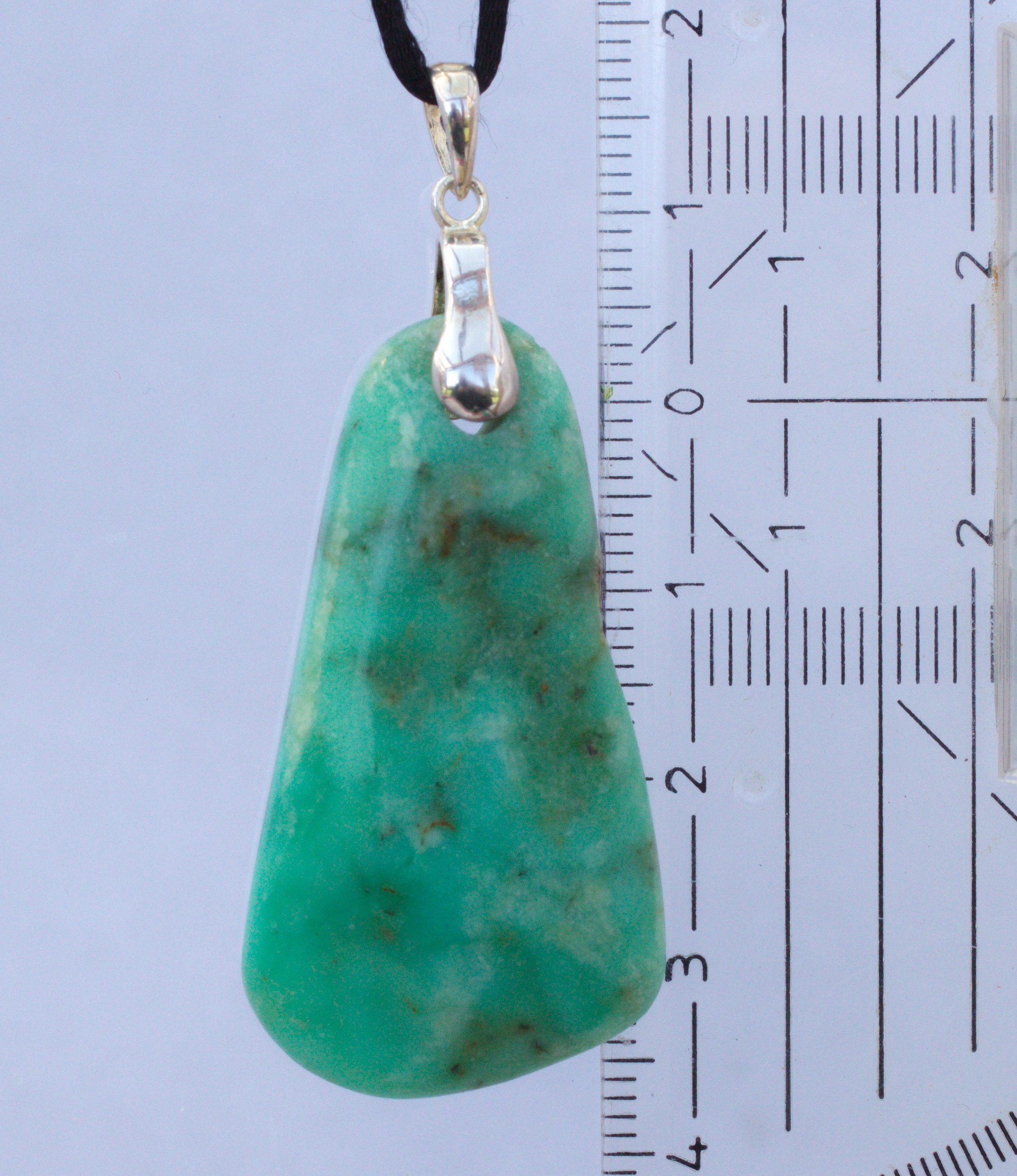 Chrysopras Edelsteinanhänger front gebohrt mit Lederband 